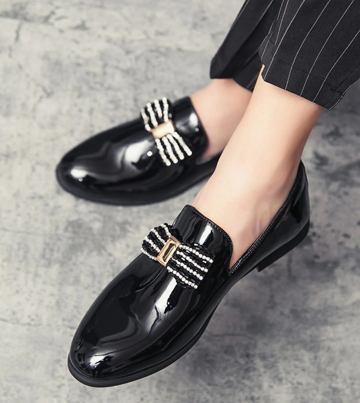 2023 Abito da sera Scarpe casual Scarpe lucide Marchio di lusso Slip On Mocassini formali Mocassini Uomo italiano Piatto Comodo