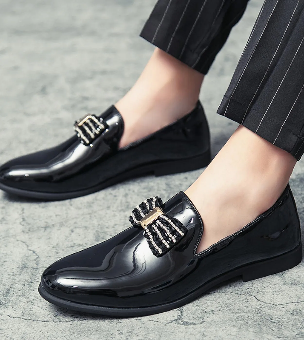 2023 Abito da sera Scarpe casual Scarpe lucide Marchio di lusso Slip On Mocassini formali Mocassini Uomo italiano Piatto Comodo