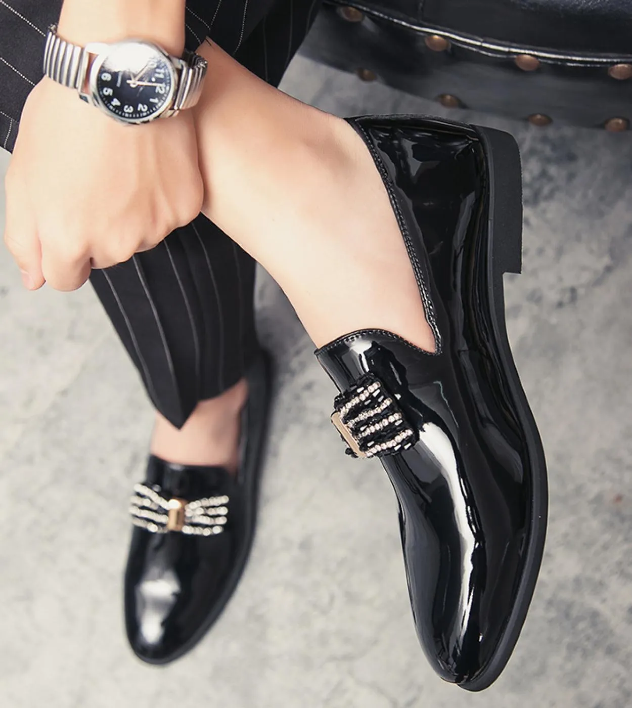 2023 Abito da sera Scarpe casual Scarpe lucide Marchio di lusso Slip On Mocassini formali Mocassini Uomo italiano Piatto Comodo