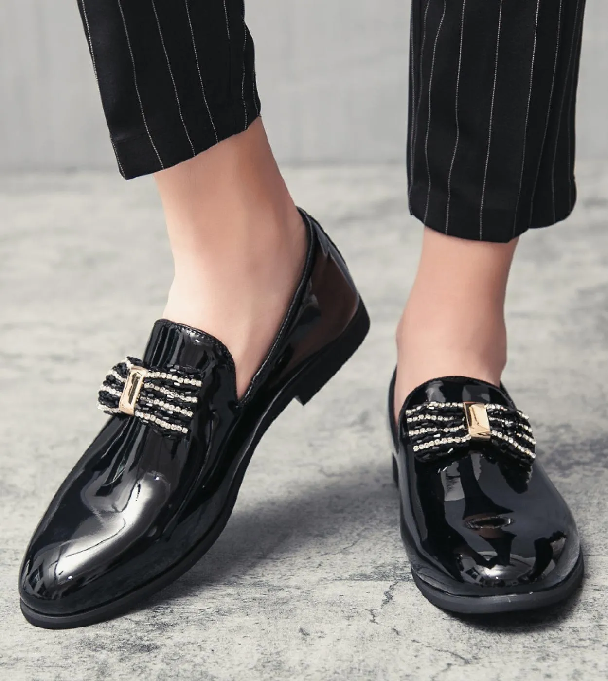 2023 Abito da sera Scarpe casual Scarpe lucide Marchio di lusso Slip On Mocassini formali Mocassini Uomo italiano Piatto Comodo