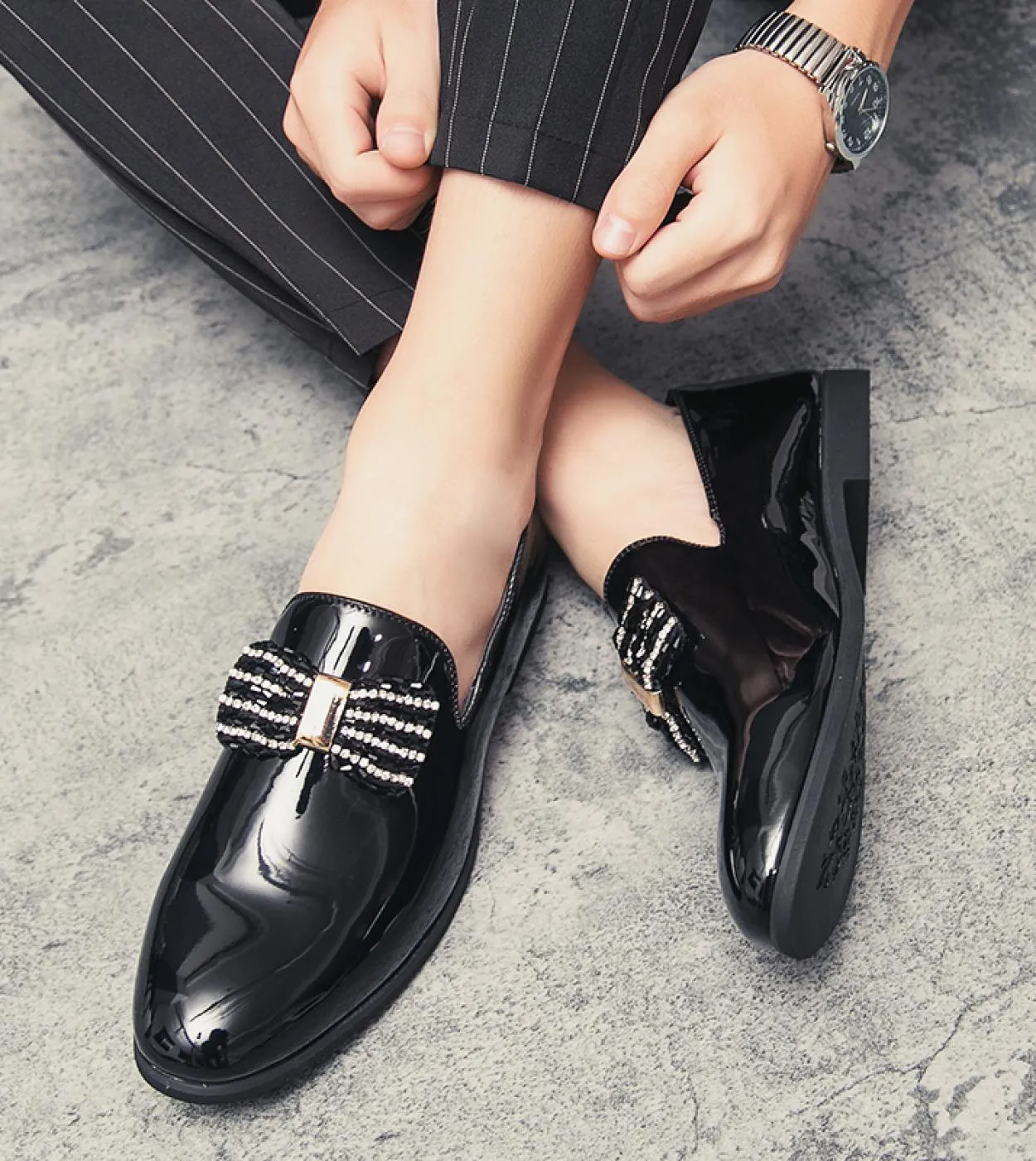 2023 Abito da sera Scarpe casual Scarpe lucide Marchio di lusso Slip On Mocassini formali Mocassini Uomo italiano Piatto Comodo