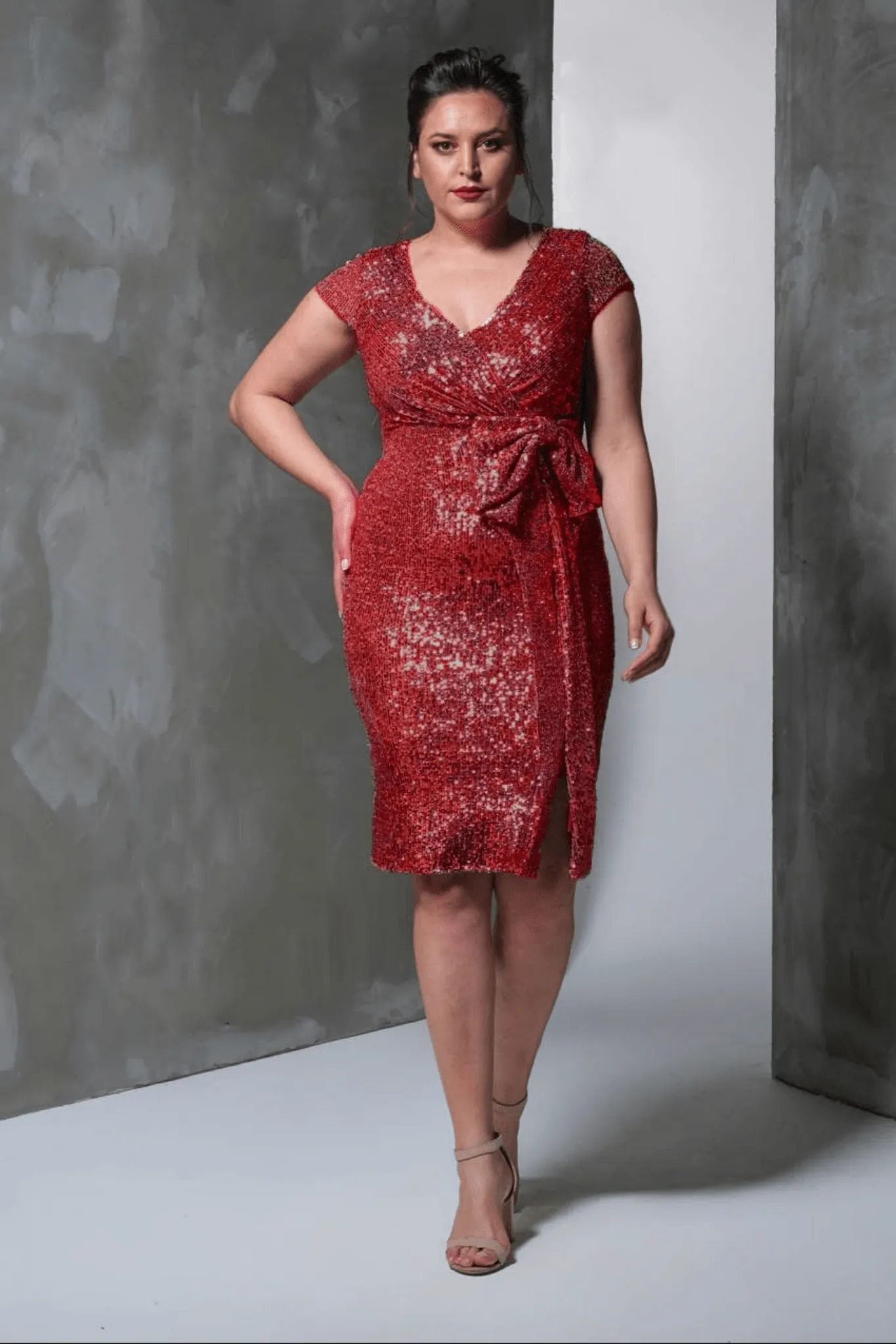 Abito bordò a tubino in paillettes curvy con scollo a V e fiocco decorativo in vita