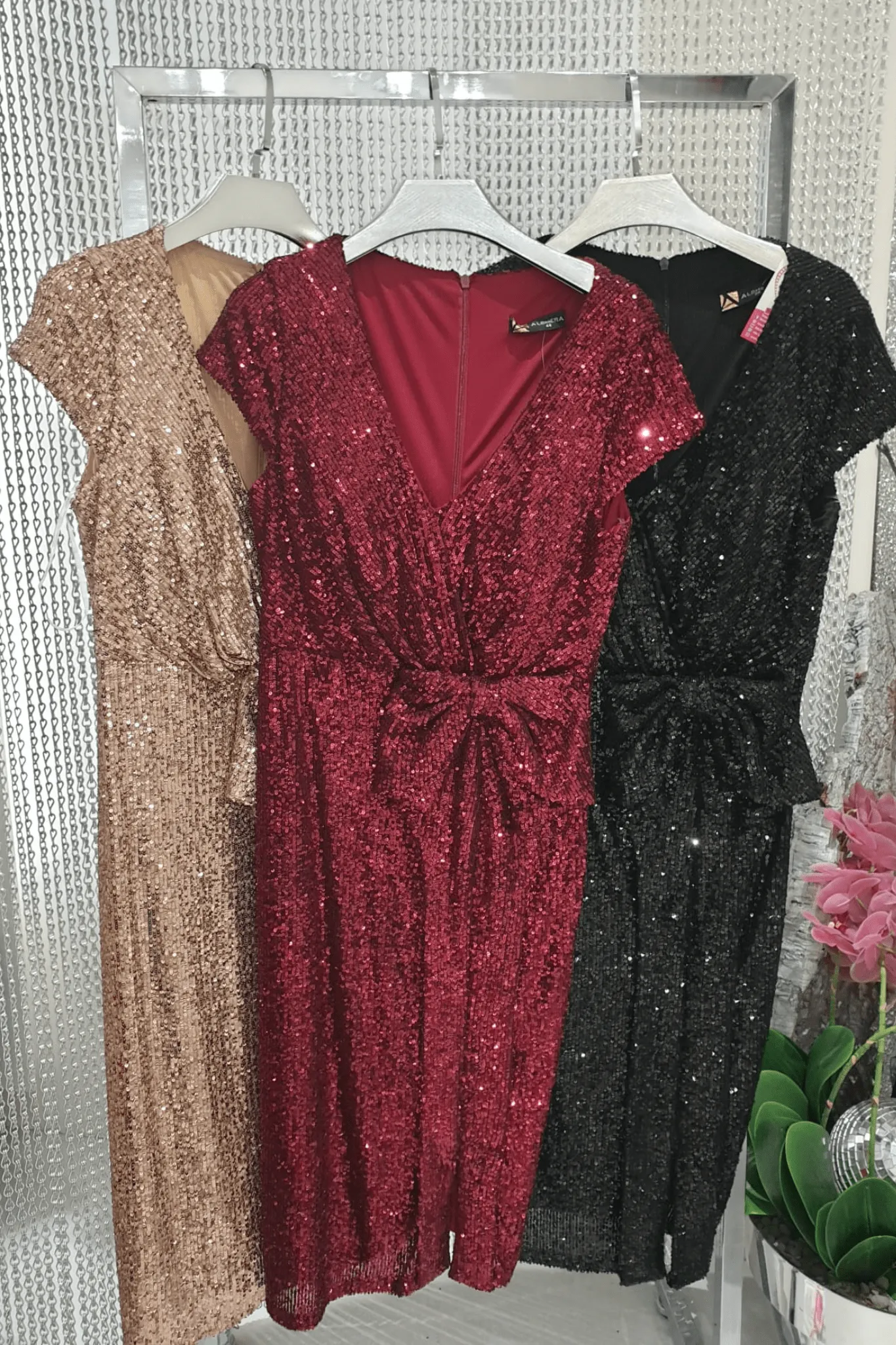Abito bordò a tubino in paillettes curvy con scollo a V e fiocco decorativo in vita
