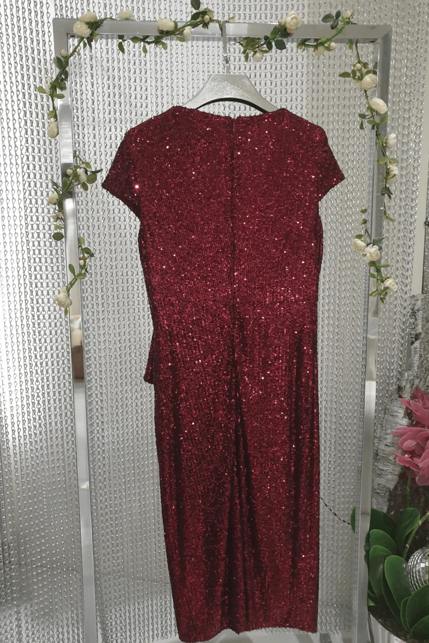 Abito bordò a tubino in paillettes curvy con scollo a V e fiocco decorativo in vita