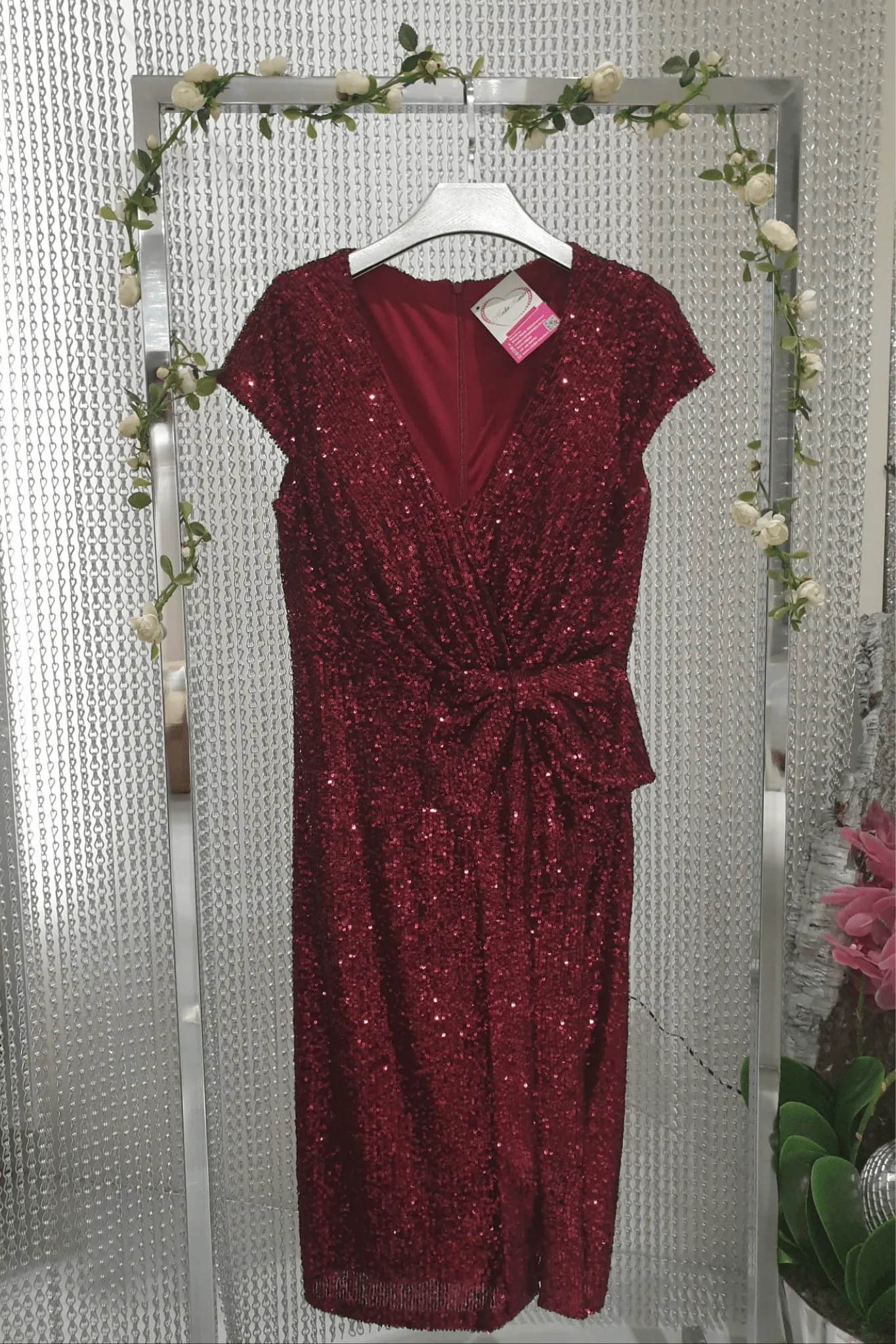 Abito bordò a tubino in paillettes curvy con scollo a V e fiocco decorativo in vita