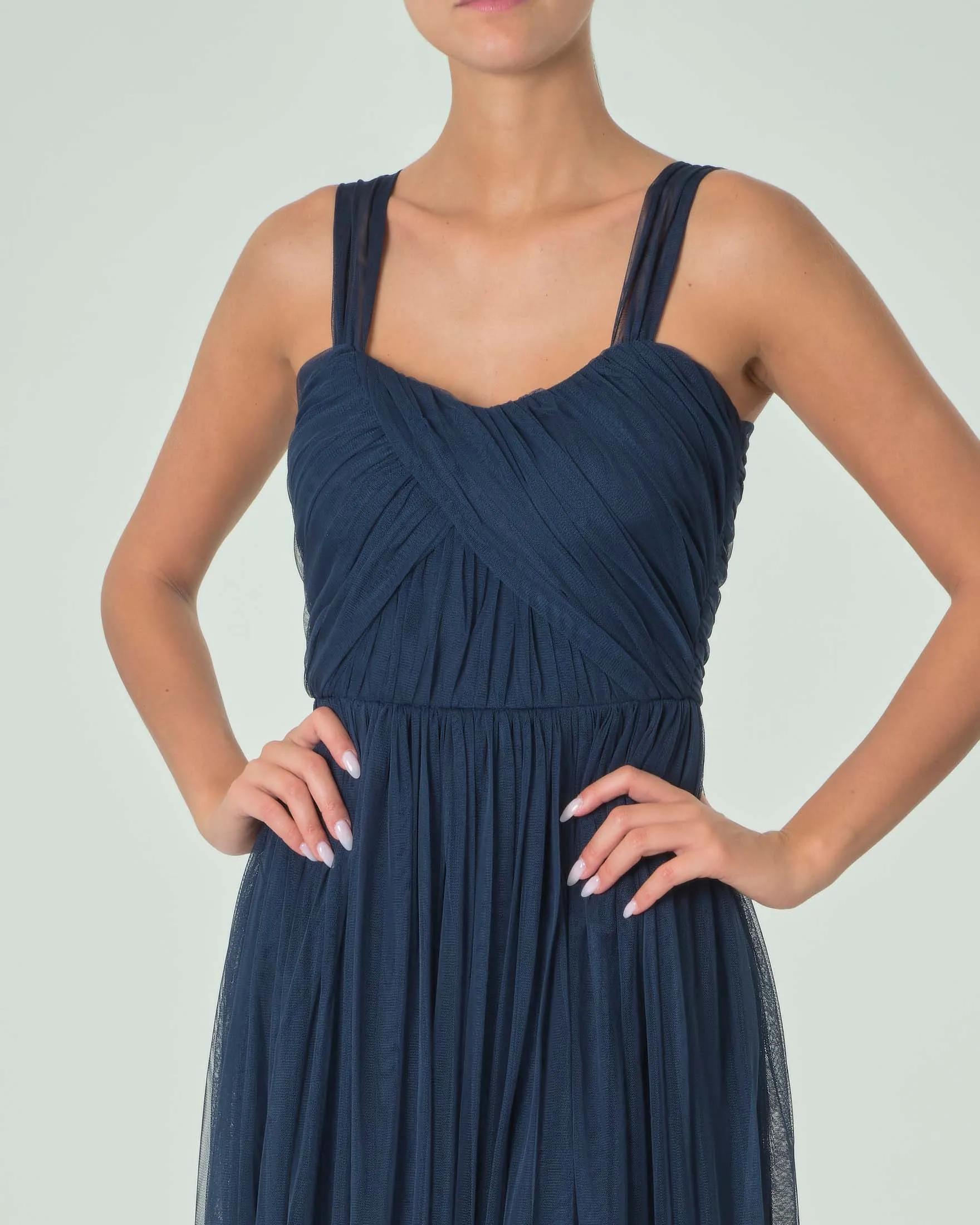Abito lungo blu navy in tulle senza maniche e corpetto con drappeggio incrociato