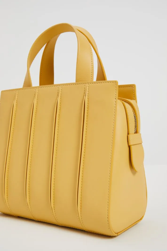 Borsa con dettagli a rilievo