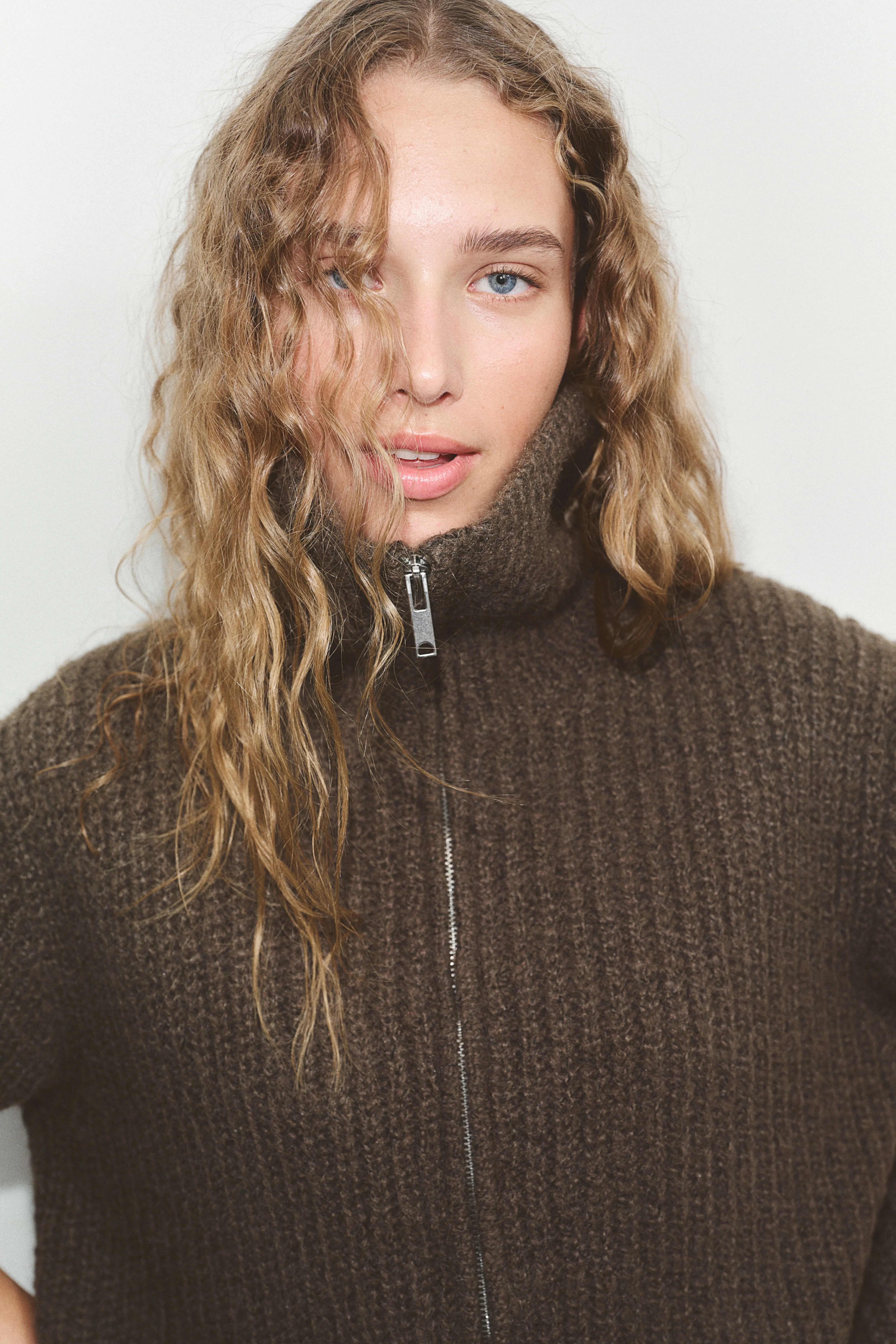 Cardigan in maglia a coste con cerniera