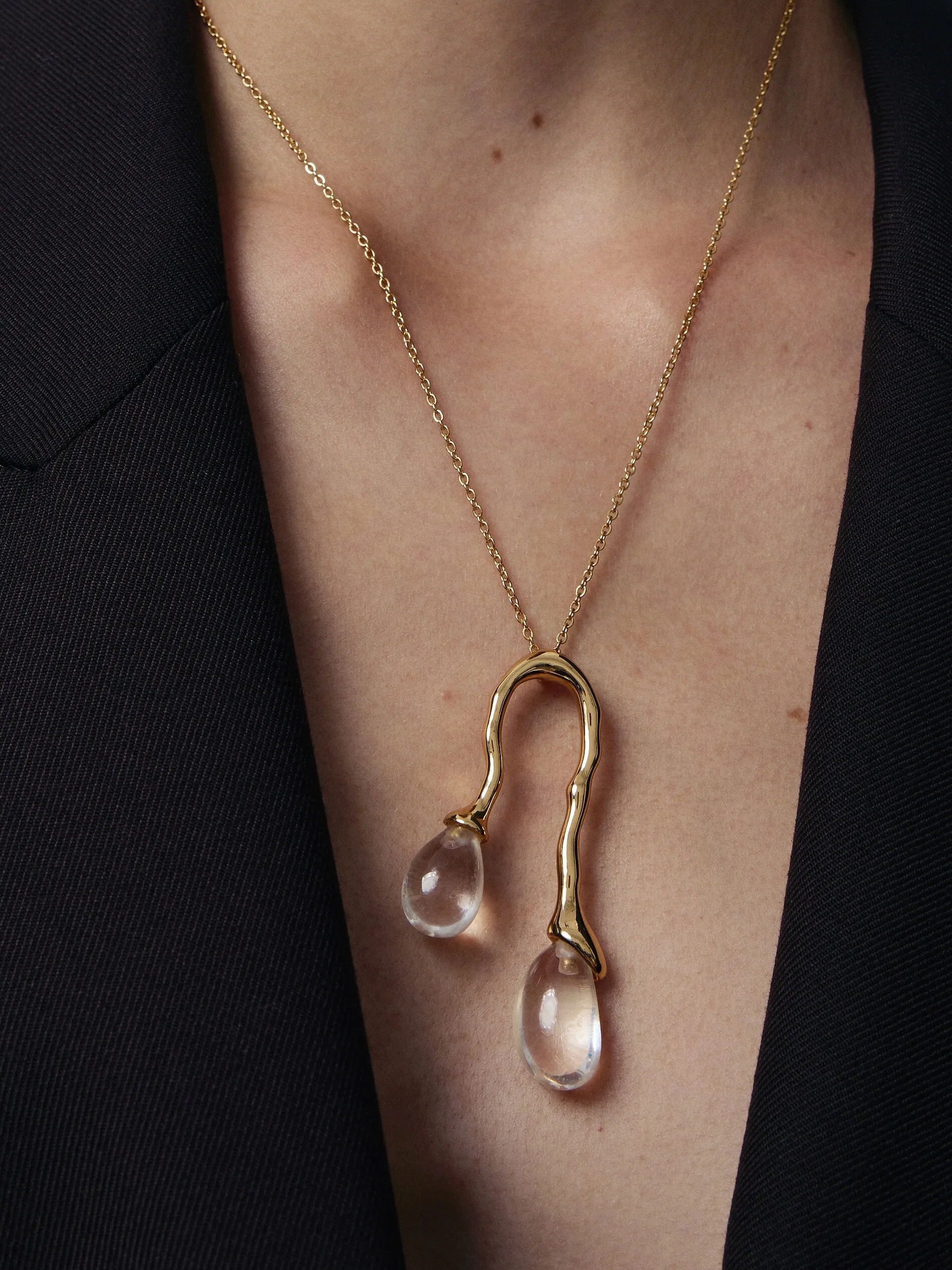 Collana color oro con ciondolo