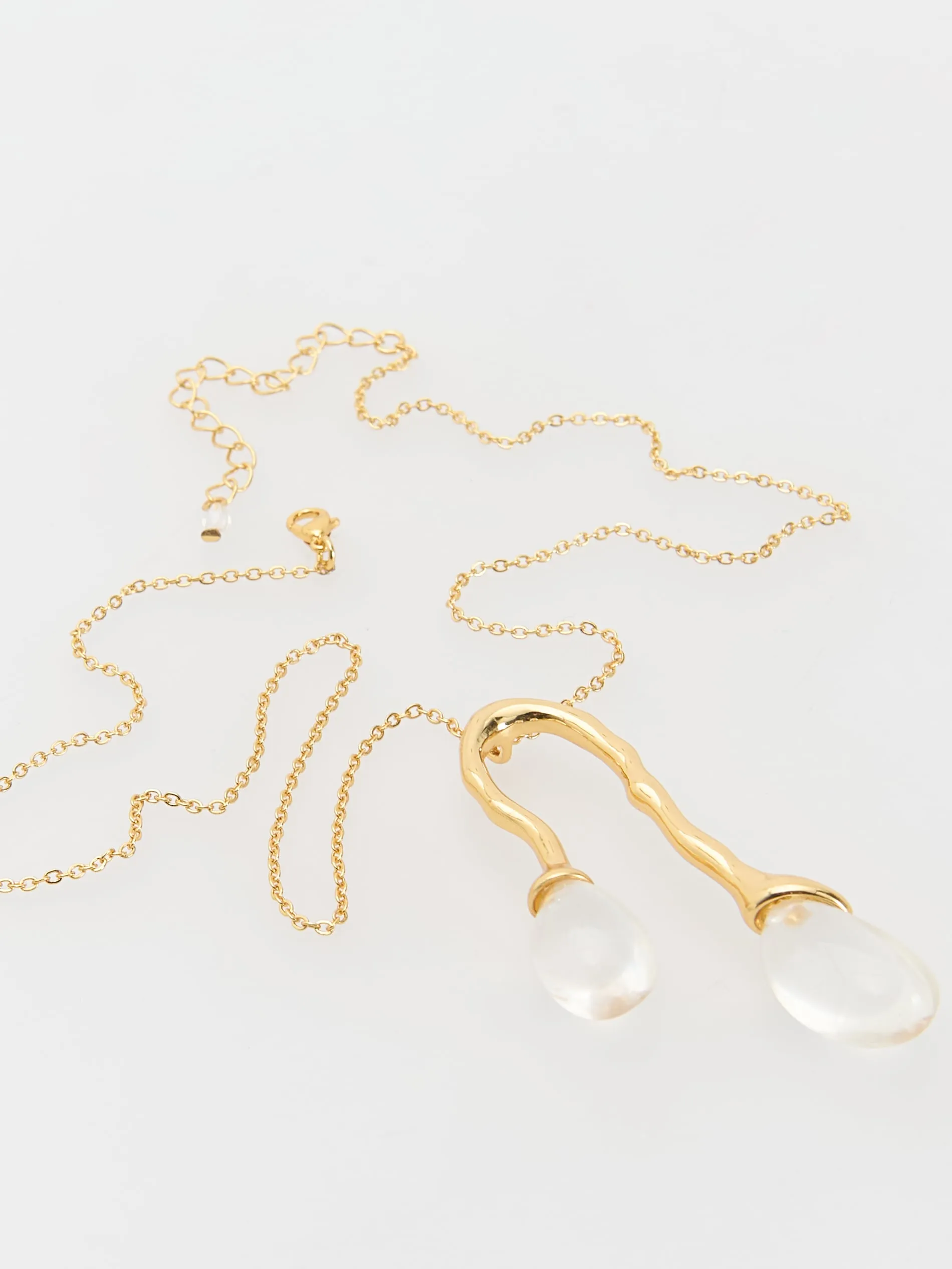 Collana color oro con ciondolo