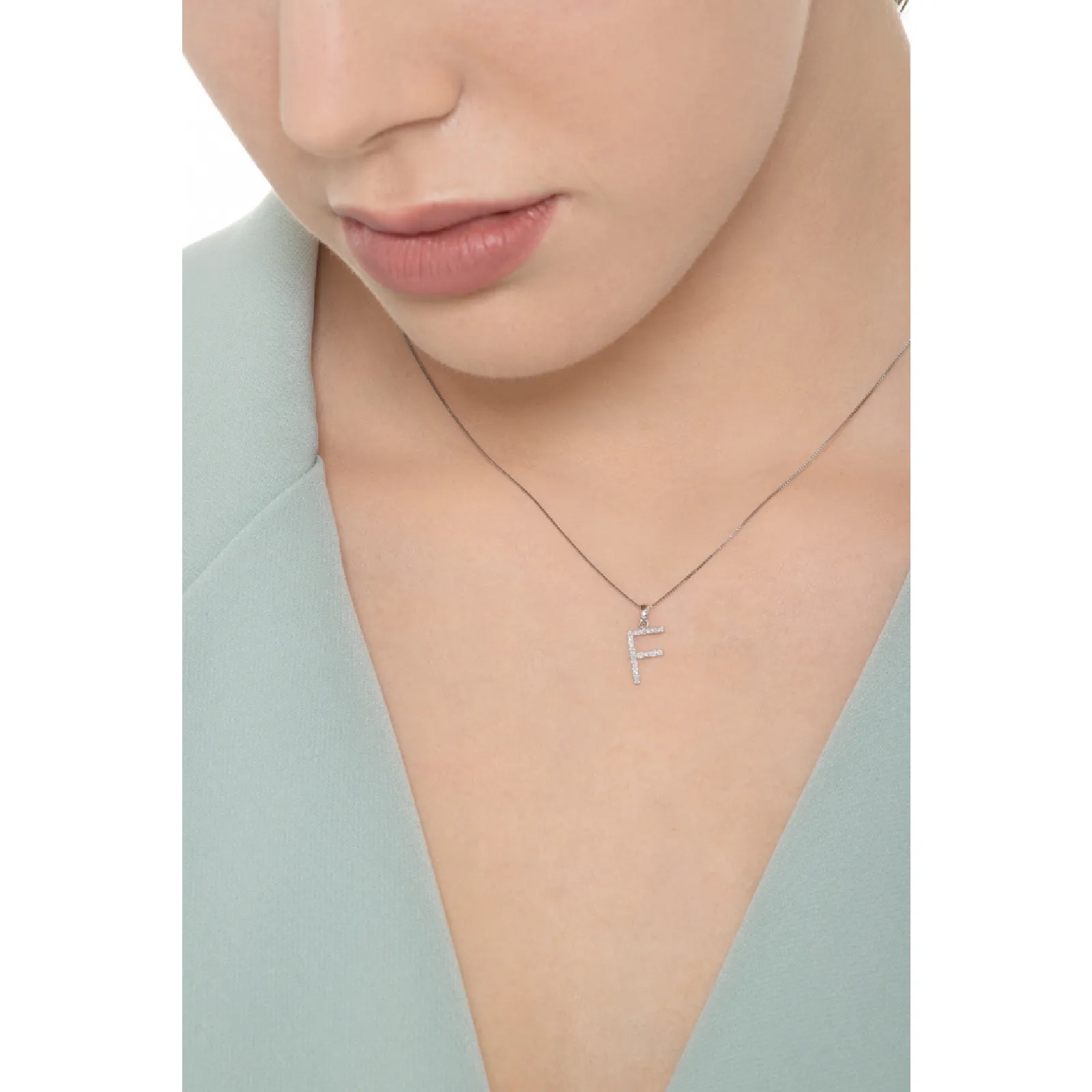 Collana lettera F in oro bianco 18k con diamanti, 1 cm