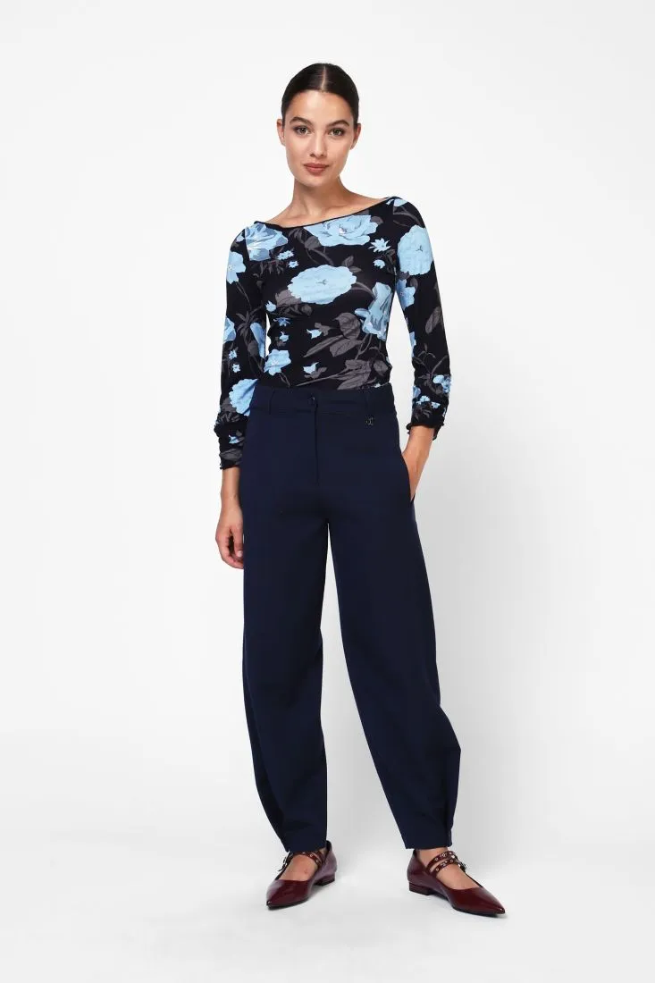  Cropped trousers with medium rise and buttons    