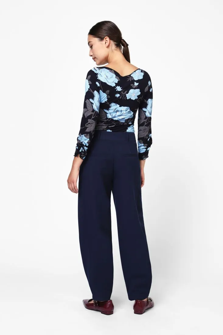  Cropped trousers with medium rise and buttons    