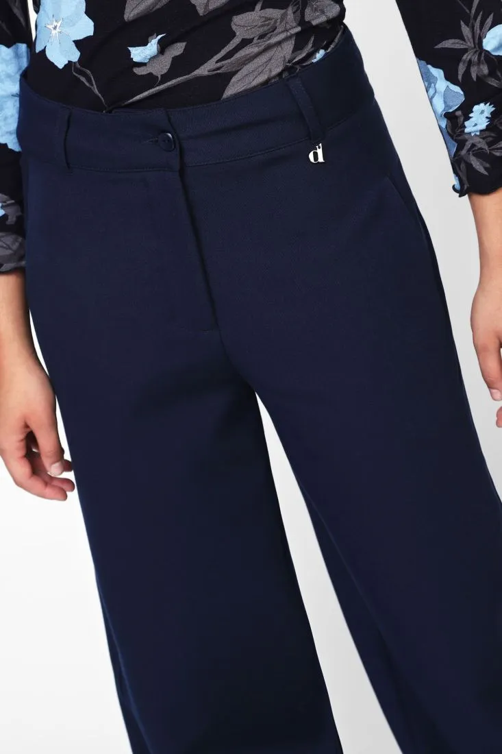  Cropped trousers with medium rise and buttons    