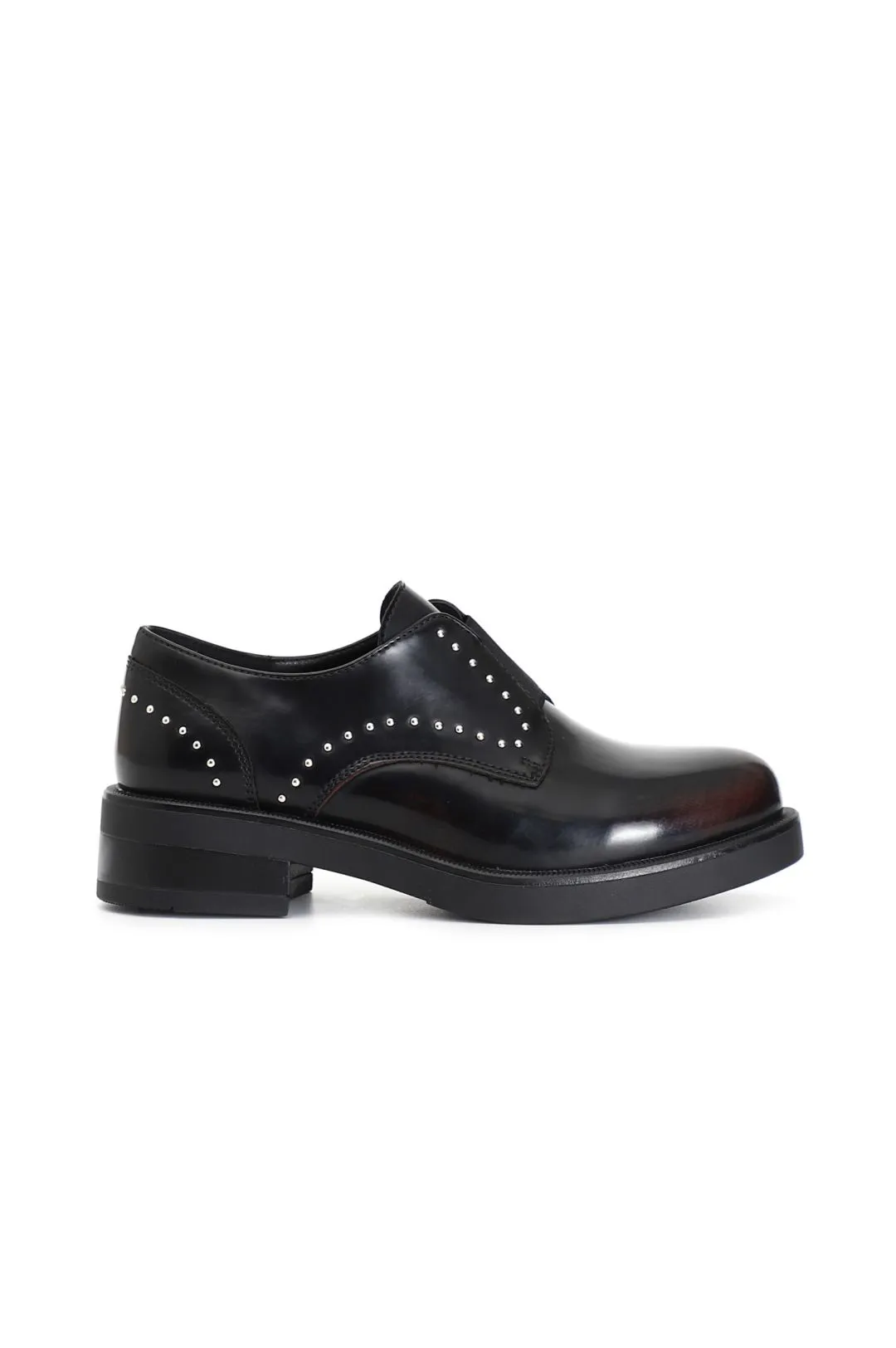 derby donna in similpelle spazzolata con borchie bordeaux