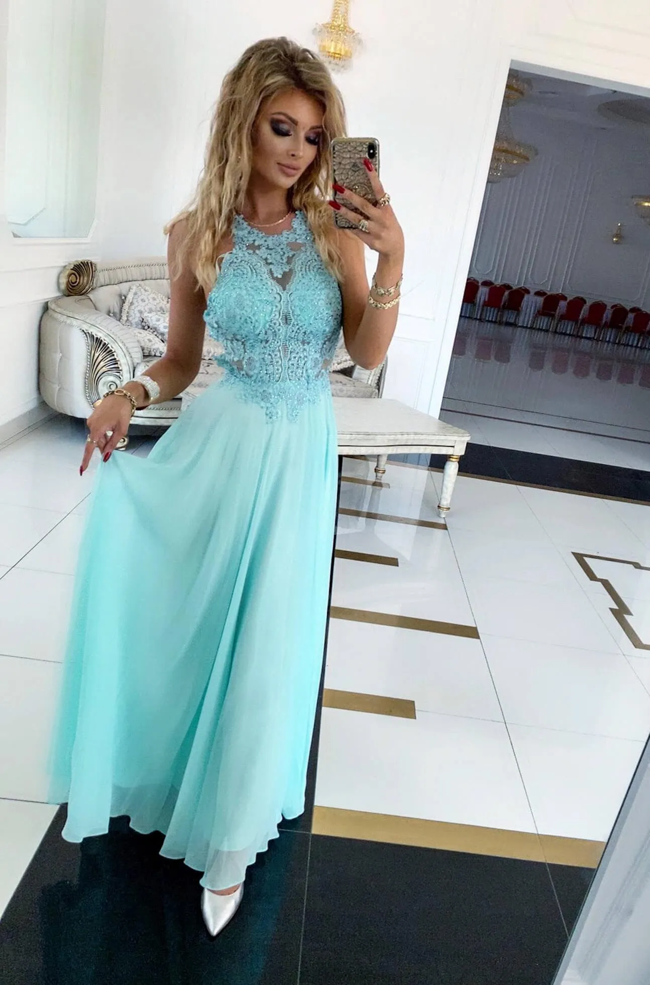 Elegante abito svasato con la schiena scoperta