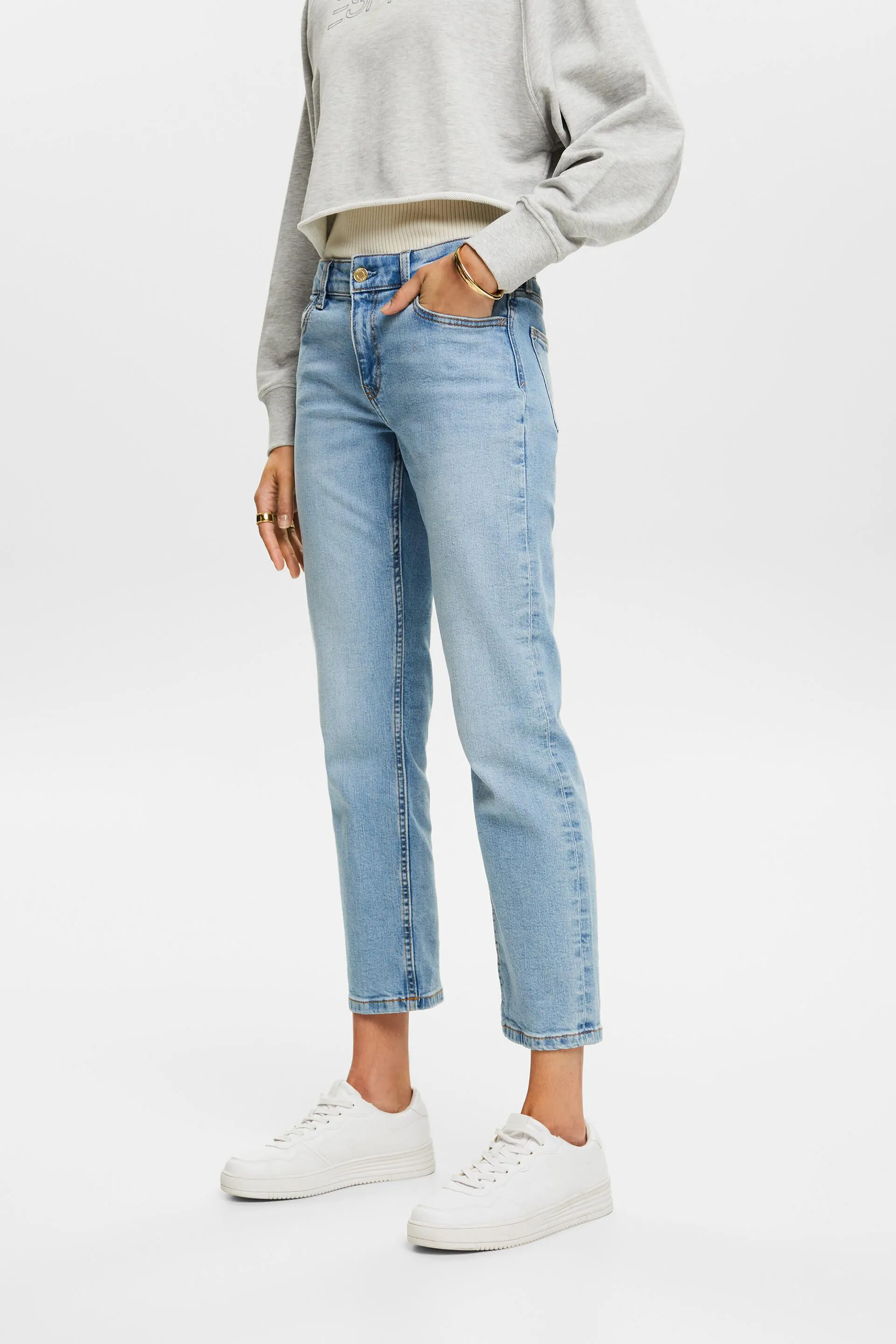 Jeans diritto alla caviglia con vita media