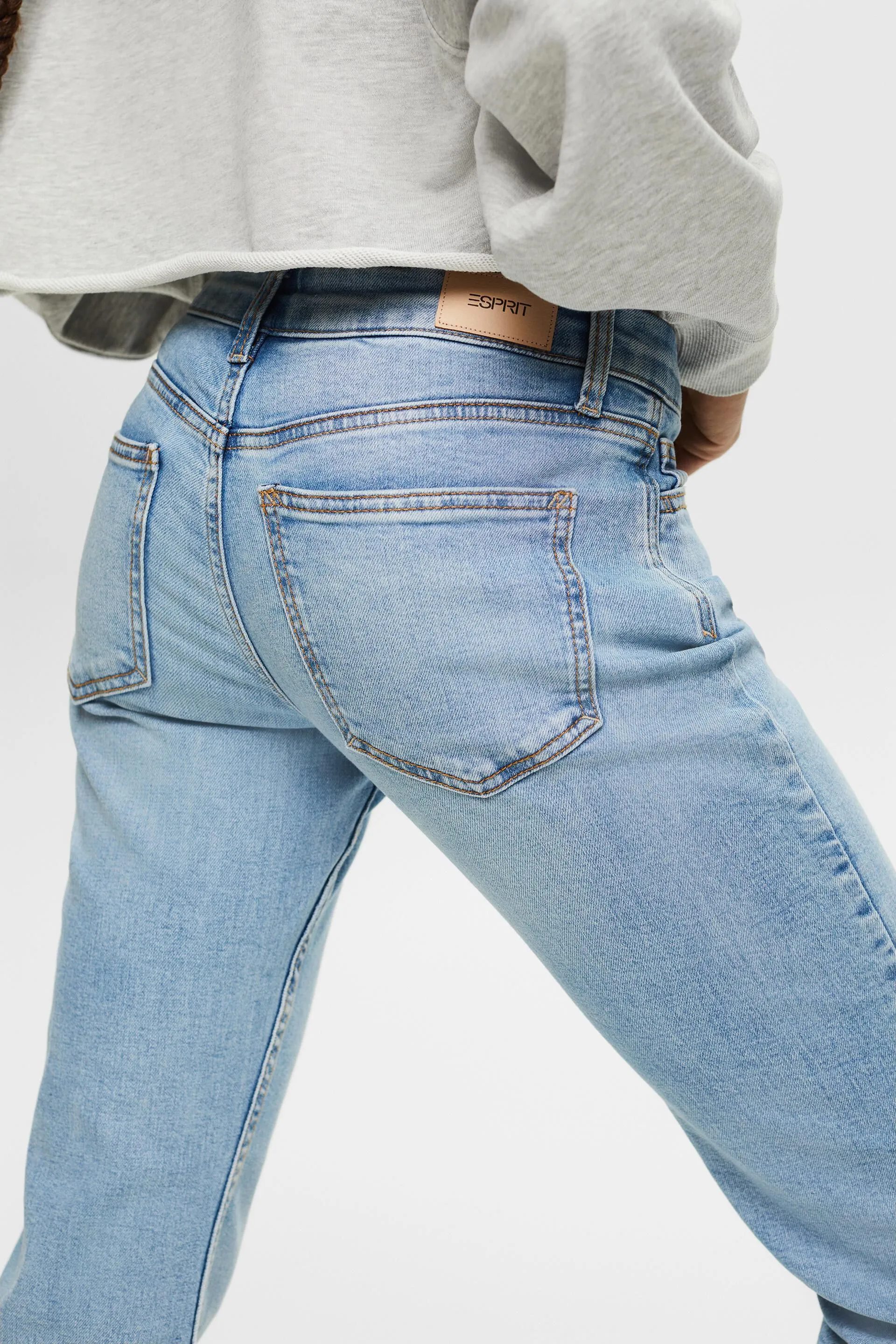 Jeans diritto alla caviglia con vita media