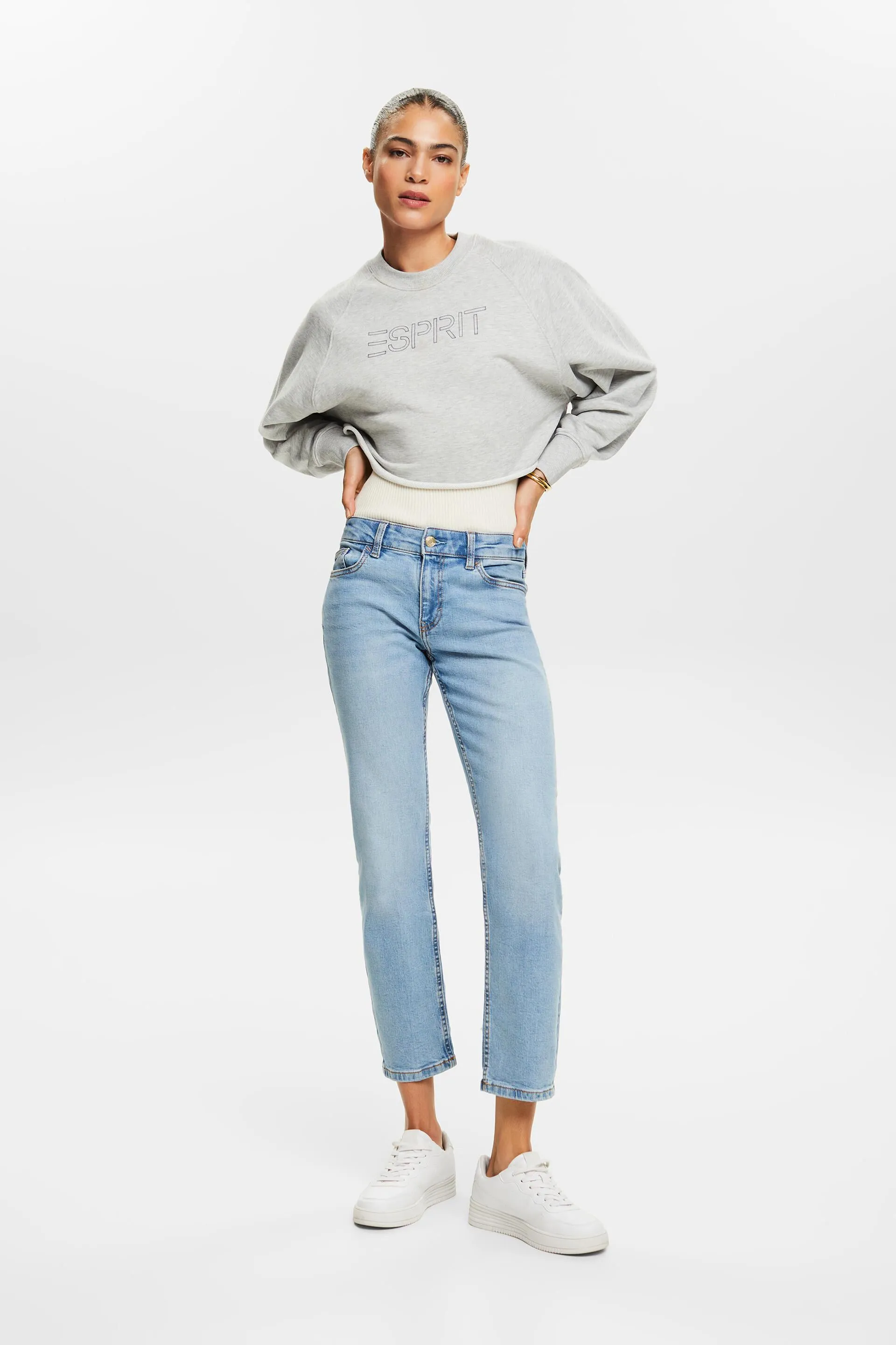 Jeans diritto alla caviglia con vita media