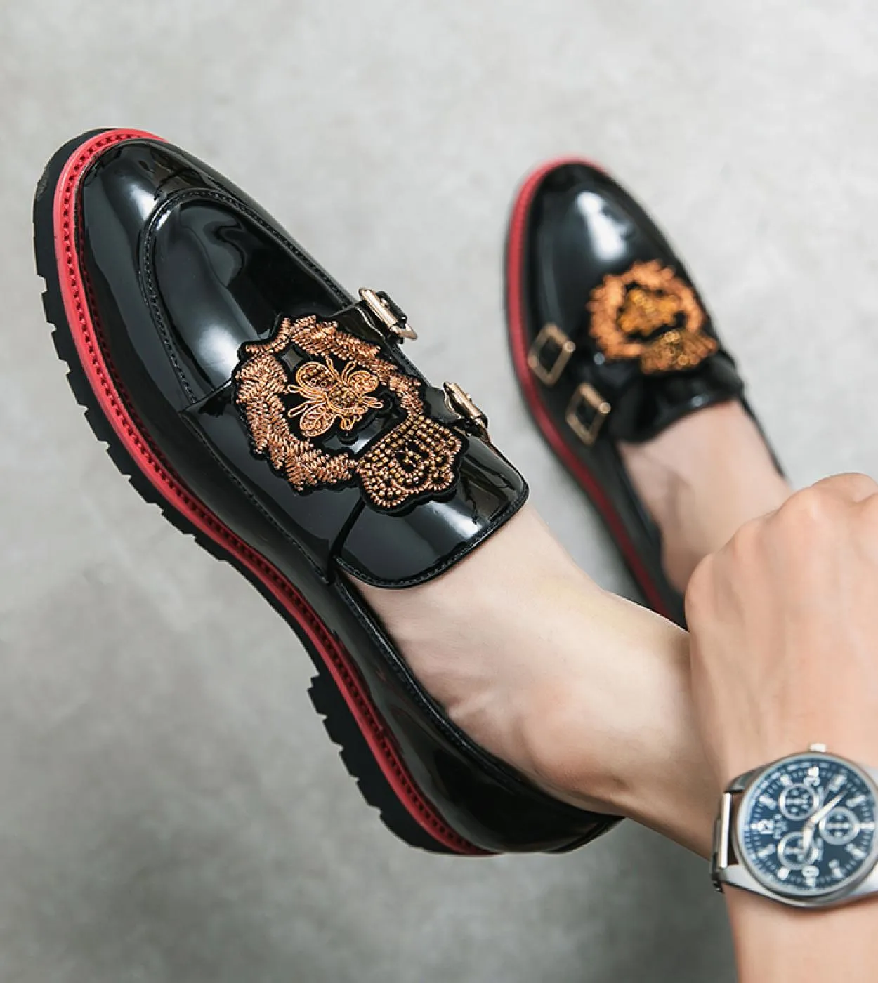 Leather Designer Brand Luxury Men Casual Office Bussiness Stylist Mocassini neri Mocassini da uomo Abito da sposa italiano Mal