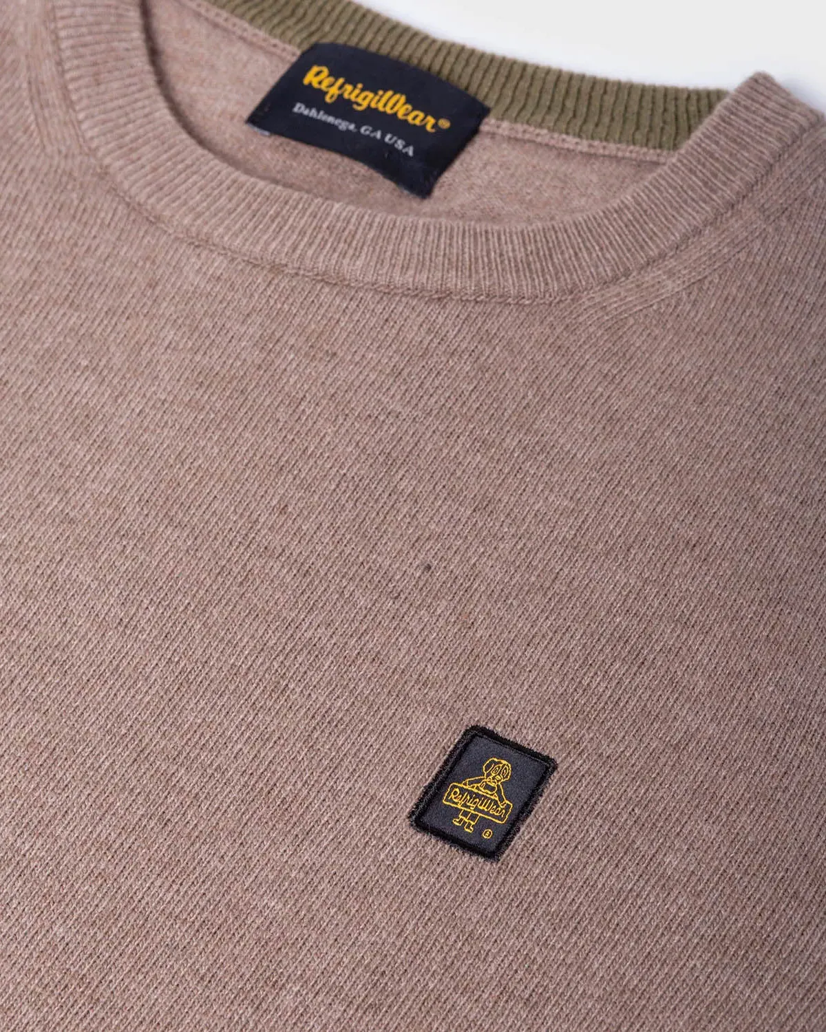 Maglia girocollo color noce in misto lana e cashmere