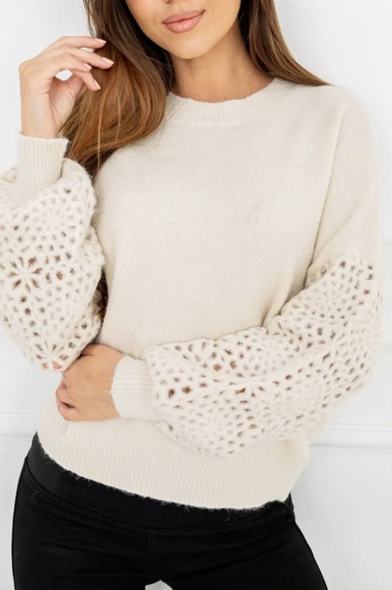 Maglione beige con maniche traforate