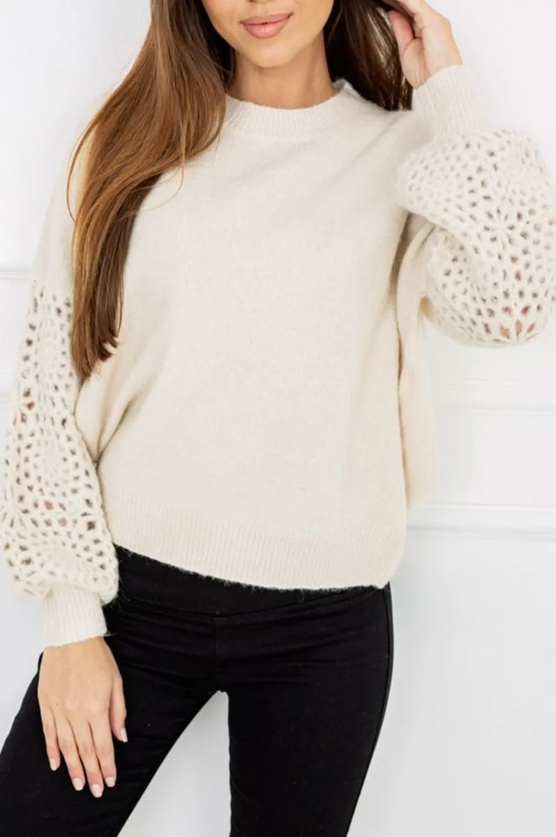 Maglione beige con maniche traforate