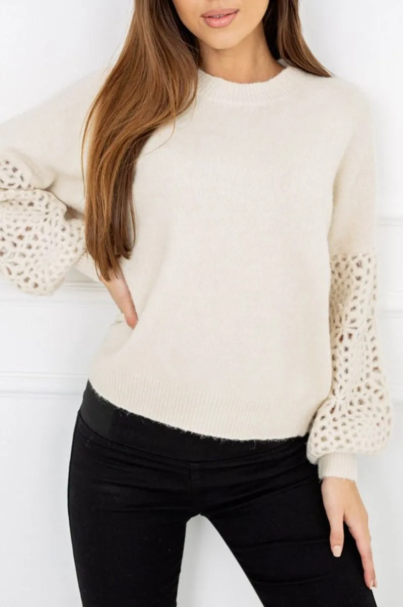 Maglione beige con maniche traforate