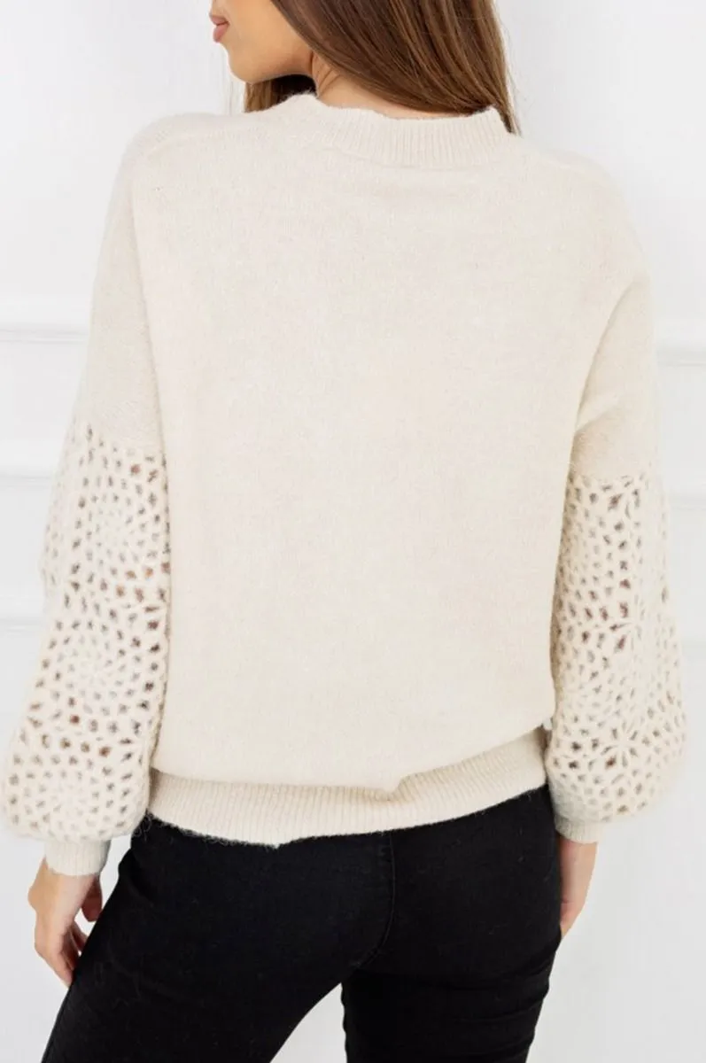 Maglione beige con maniche traforate