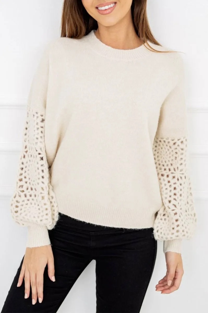Maglione beige con maniche traforate