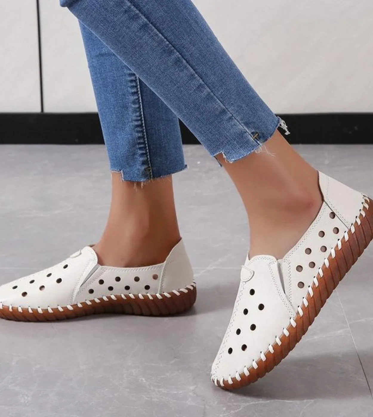 Mocassini scavati neri bianchi per le donne Scarpe mocassini traspiranti in vera pelle Scarpe basse casual morbide da donna