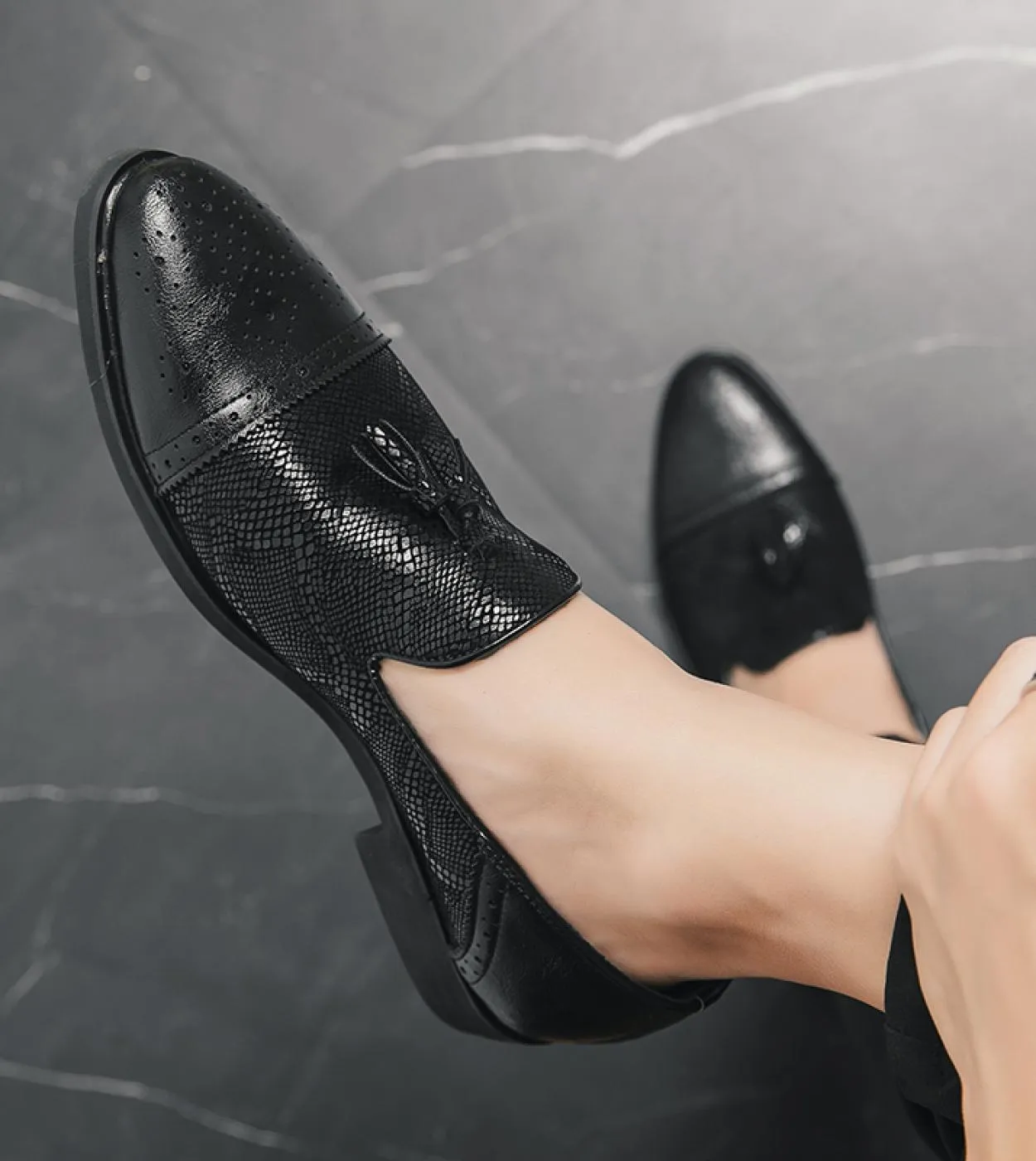Mocassini Uomo Scarpe casual in pelle Slip on Fashion Mocassini italiani Scarpe eleganti di marca di lusso Moda uomo daffari