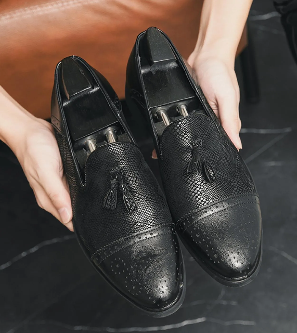 Mocassini Uomo Scarpe casual in pelle Slip on Fashion Mocassini italiani Scarpe eleganti di marca di lusso Moda uomo daffari