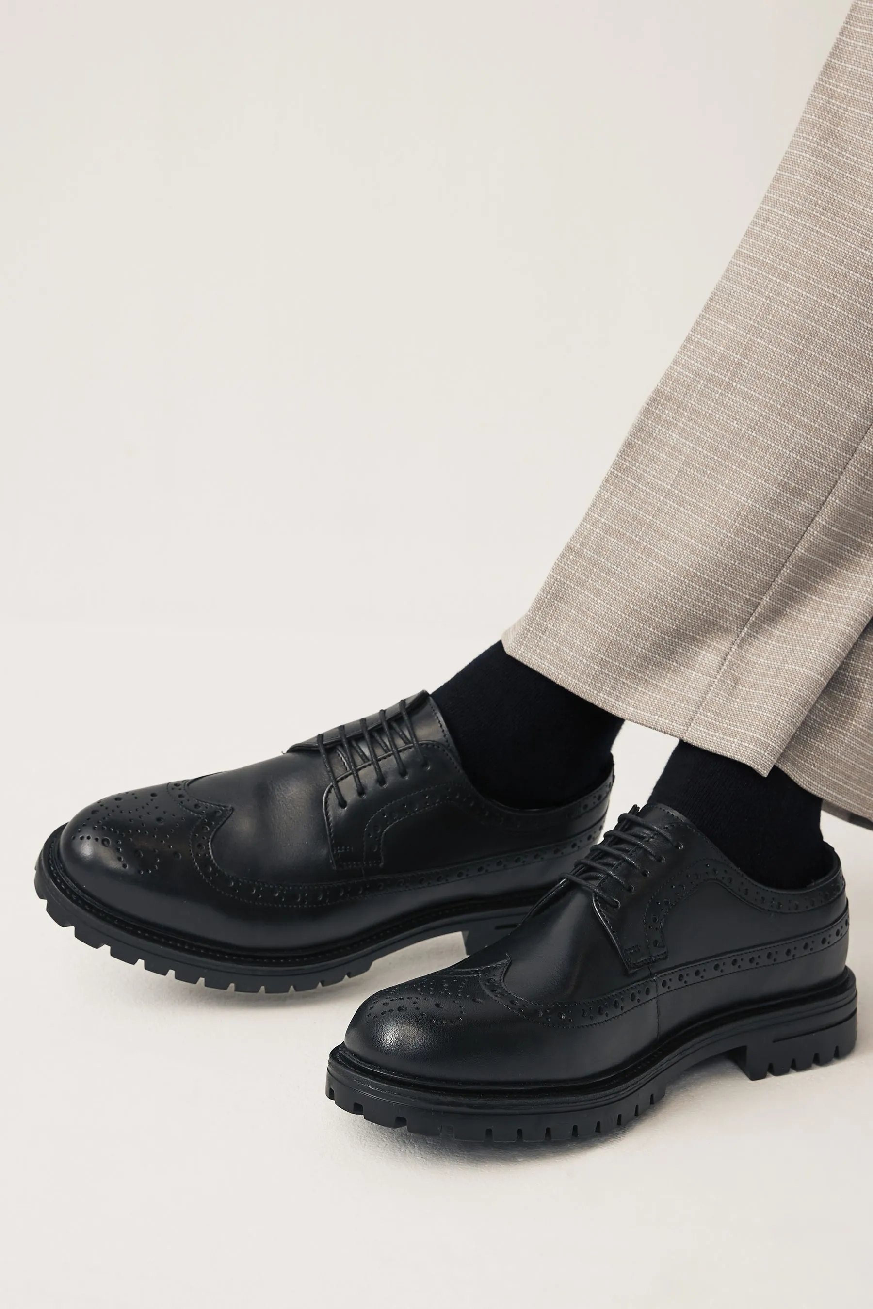 Nero  - Scarpe brogue in pelle con suola a carrarmato