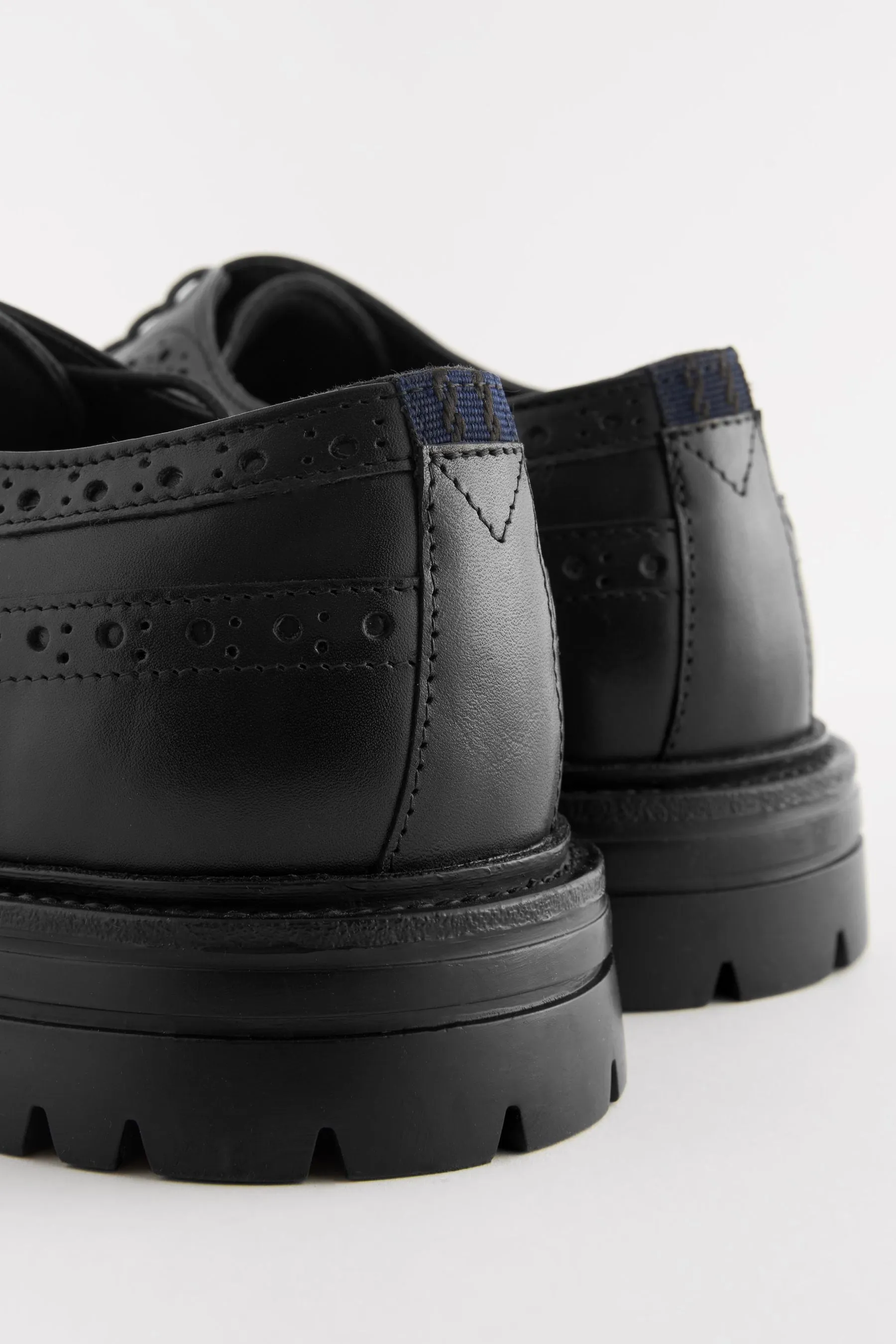 Nero  - Scarpe brogue in pelle con suola a carrarmato