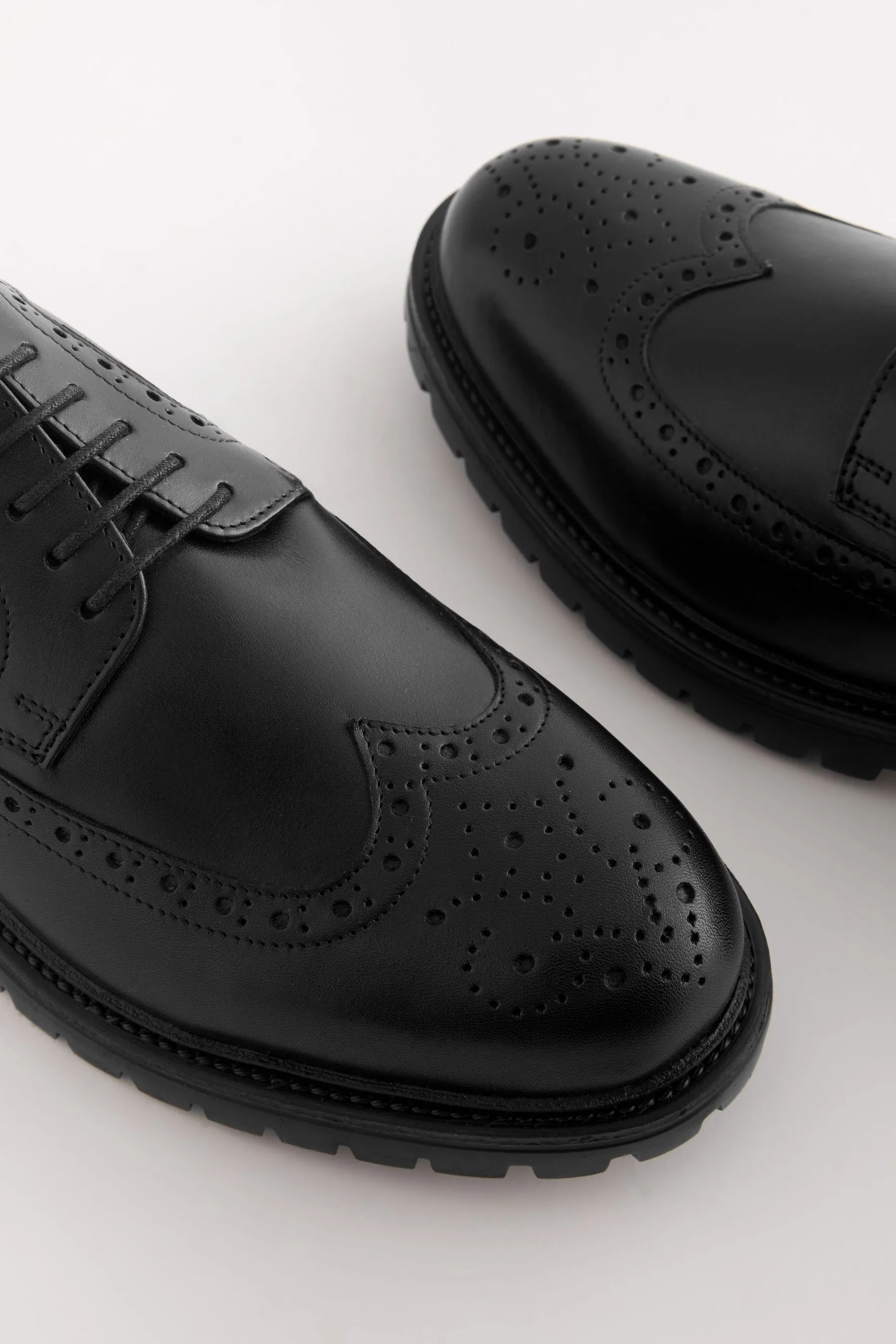 Nero  - Scarpe brogue in pelle con suola a carrarmato