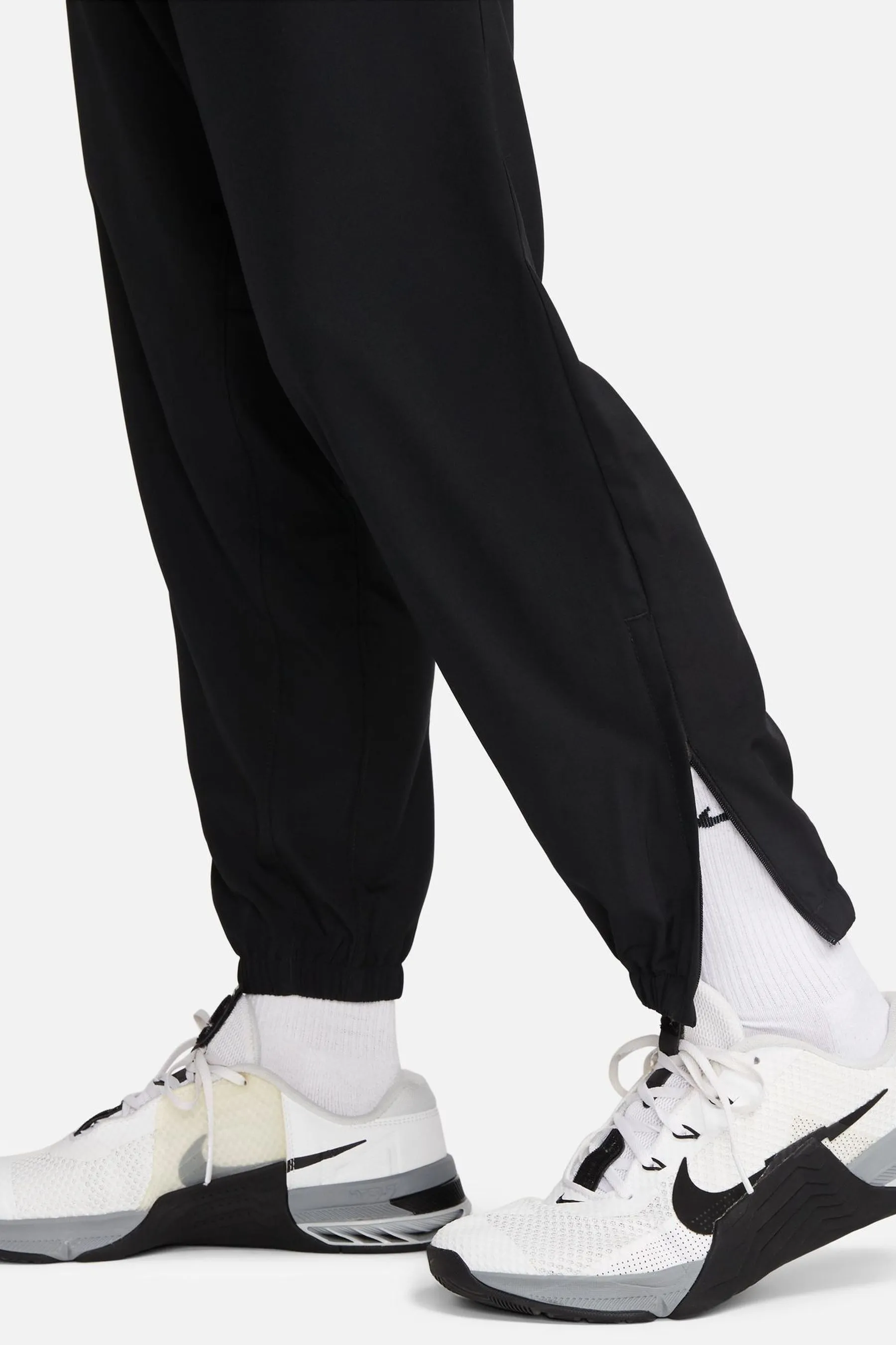 Nike - Pantaloni da jogging da allenamento Dri-FIT stretti in fondo