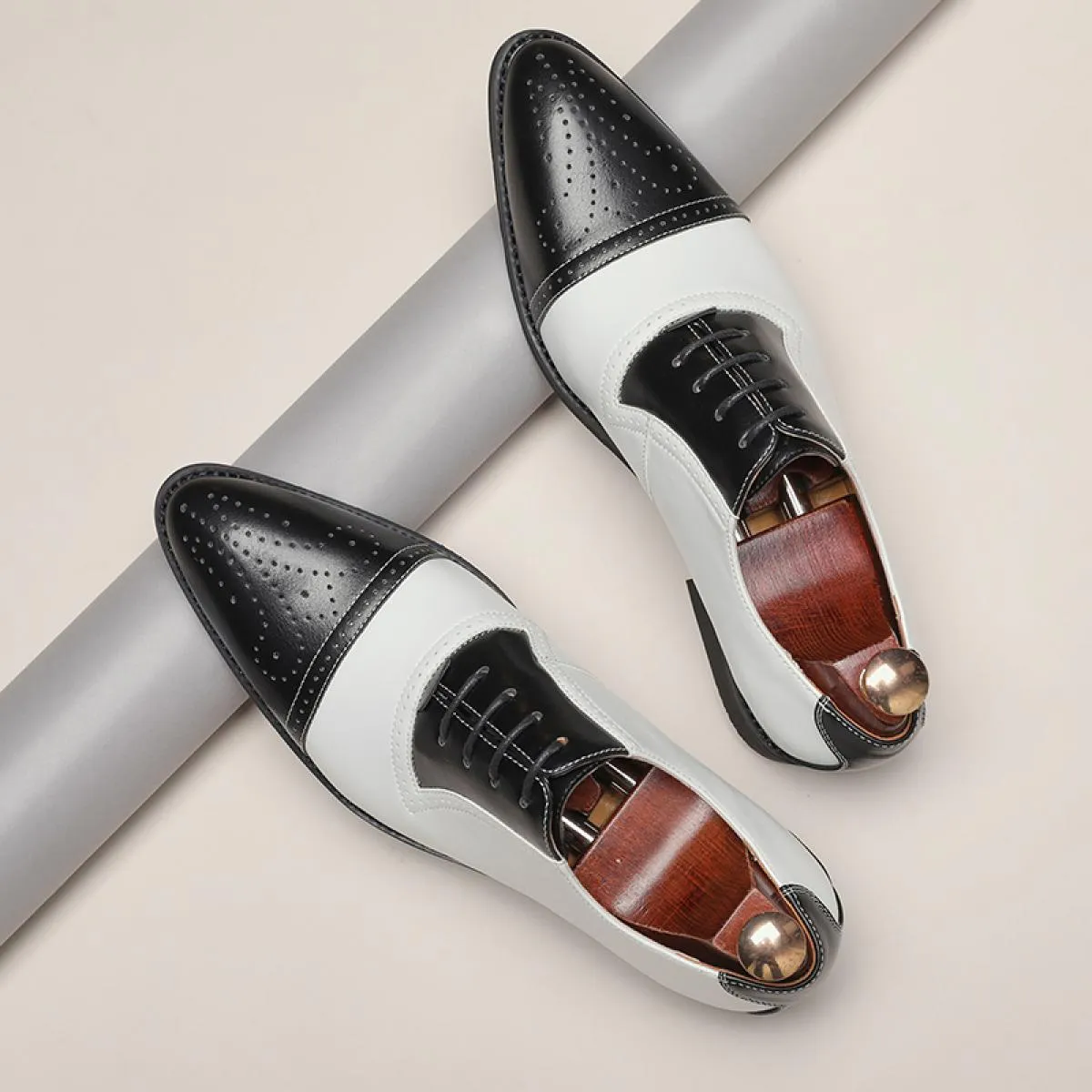 Nuove scarpe da sposa per uomo Scarpe brogue Laceup Primavera Autunno Business Men Scarpe formali Spedizione gratuita Taglia 384