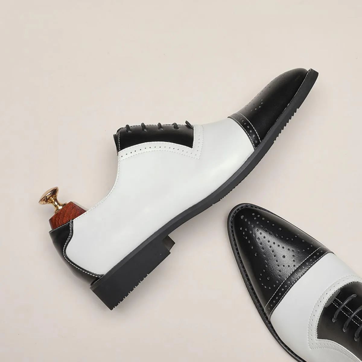 Nuove scarpe da sposa per uomo Scarpe brogue Laceup Primavera Autunno Business Men Scarpe formali Spedizione gratuita Taglia 384