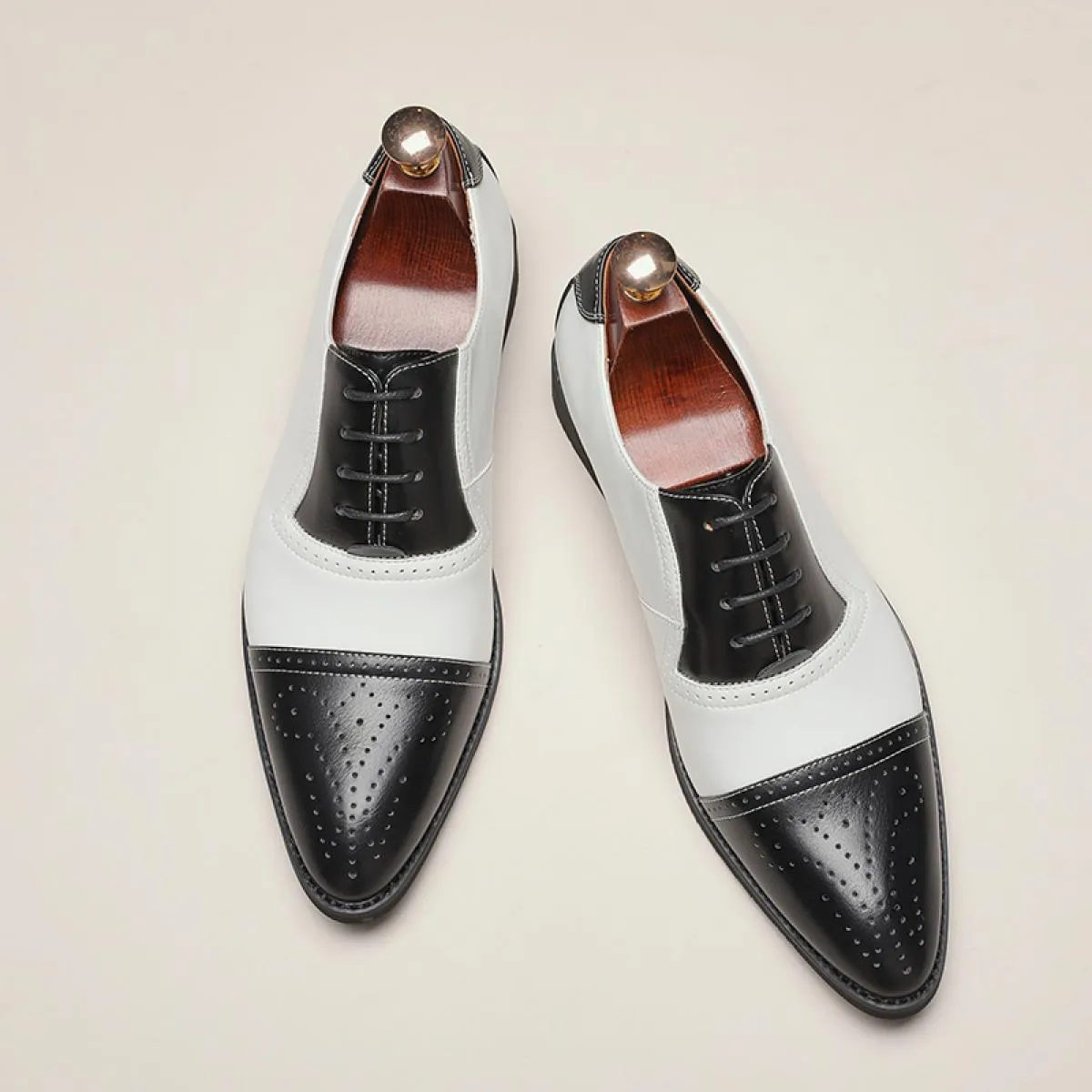 Nuove scarpe da sposa per uomo Scarpe brogue Laceup Primavera Autunno Business Men Scarpe formali Spedizione gratuita Taglia 384