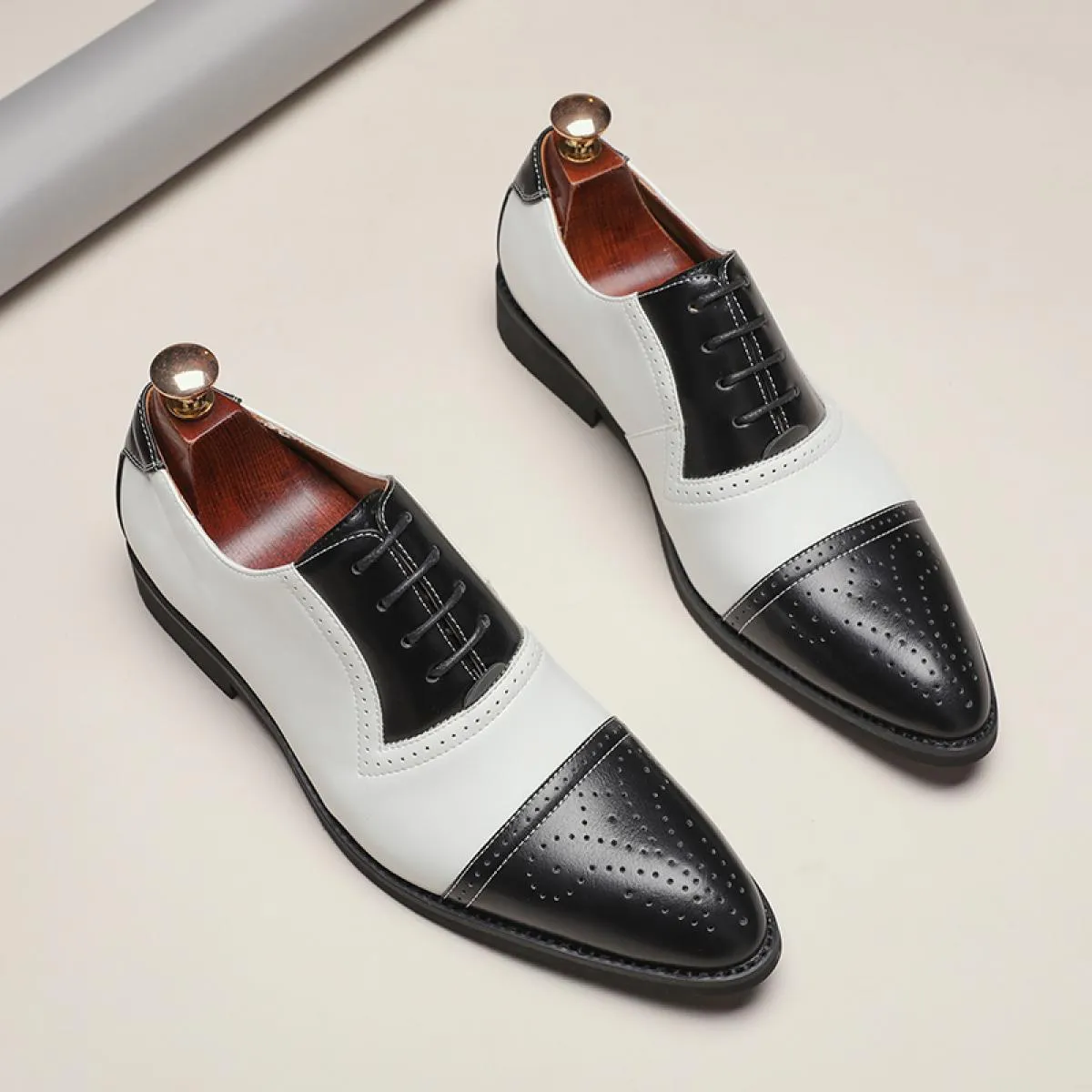 Nuove scarpe da sposa per uomo Scarpe brogue Laceup Primavera Autunno Business Men Scarpe formali Spedizione gratuita Taglia 384
