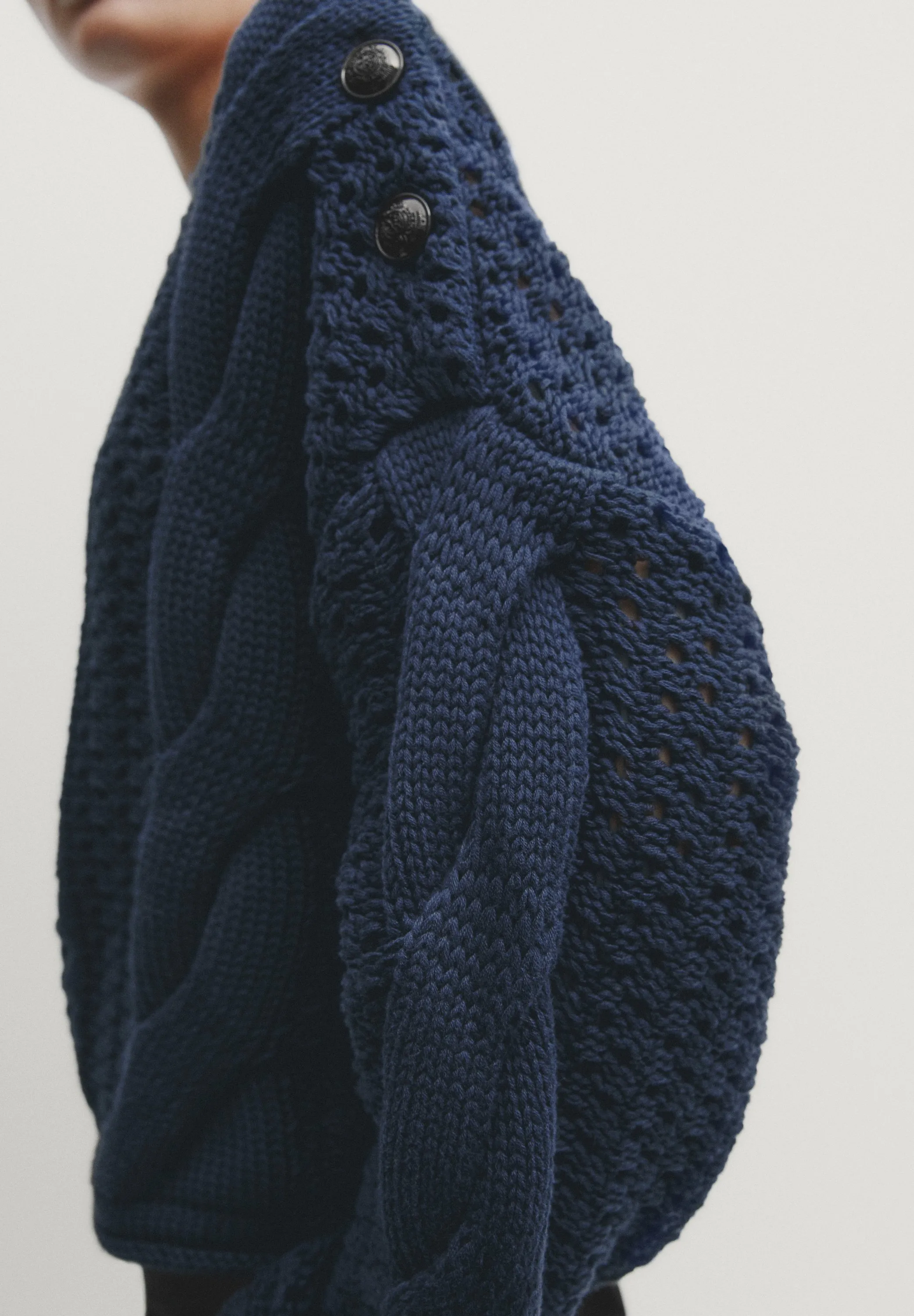 OPEN-WITH BUTTON DETAIL - Maglione