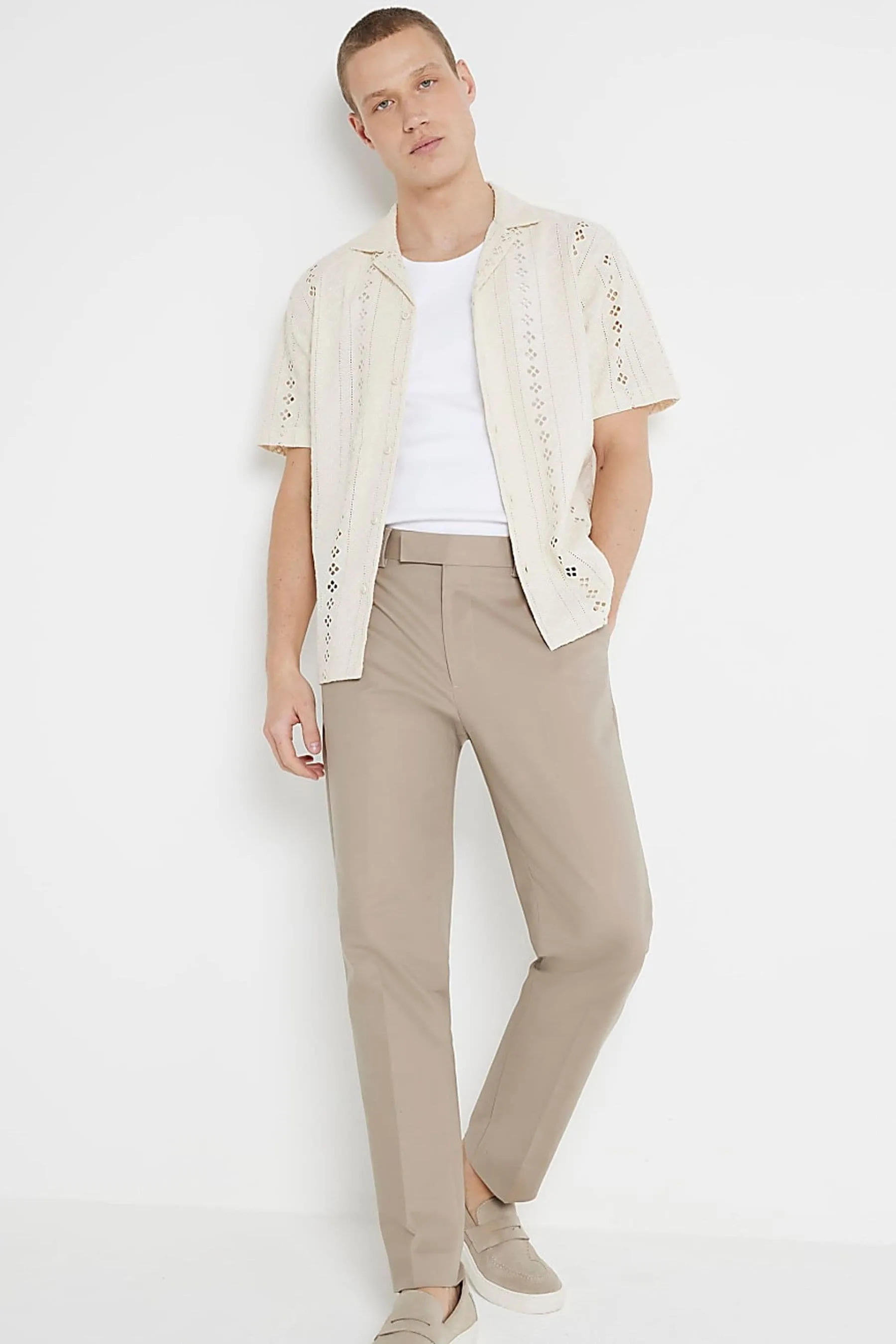 River Island - Pantaloni chino stretti in fondo con anelli per cintura