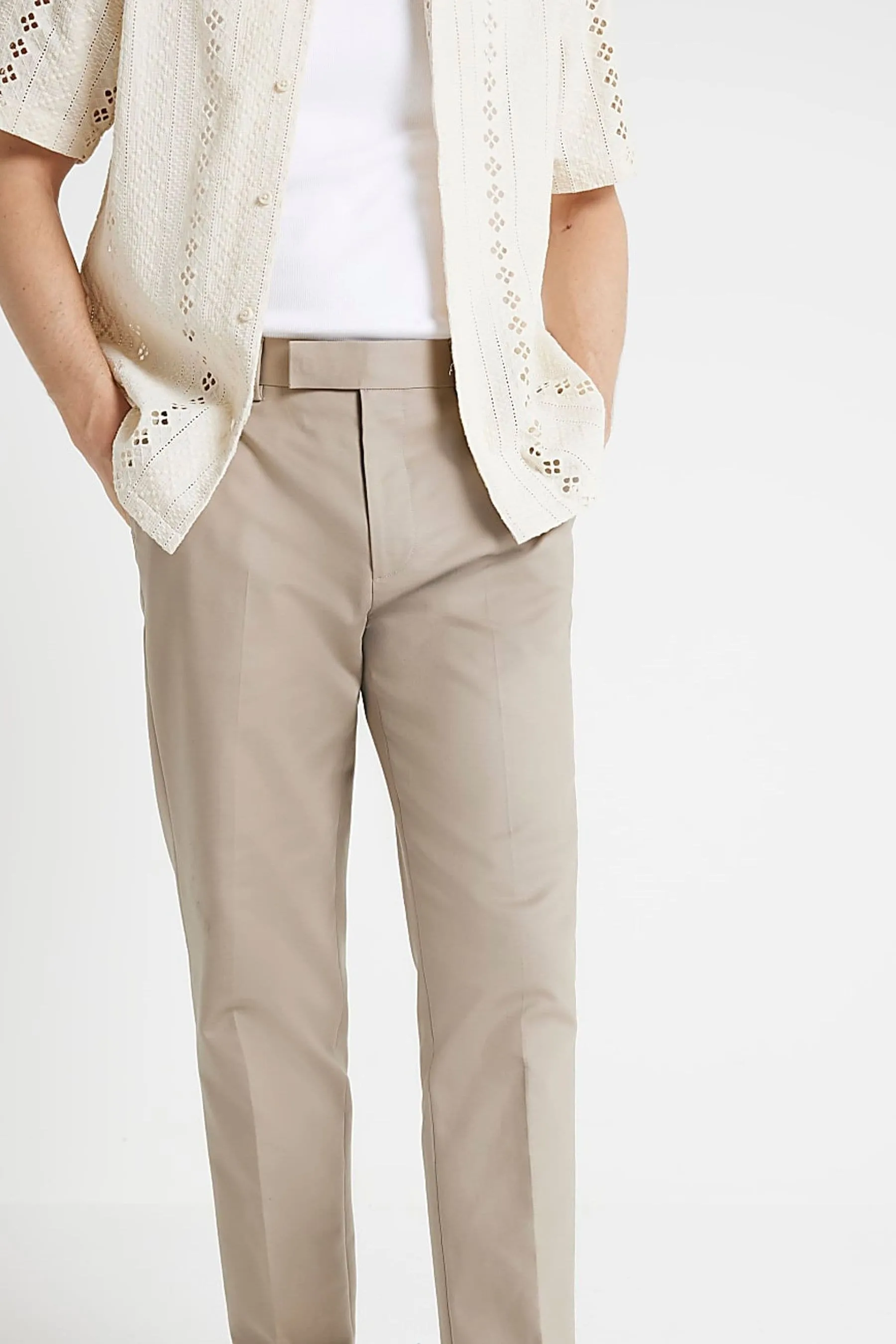River Island - Pantaloni chino stretti in fondo con anelli per cintura