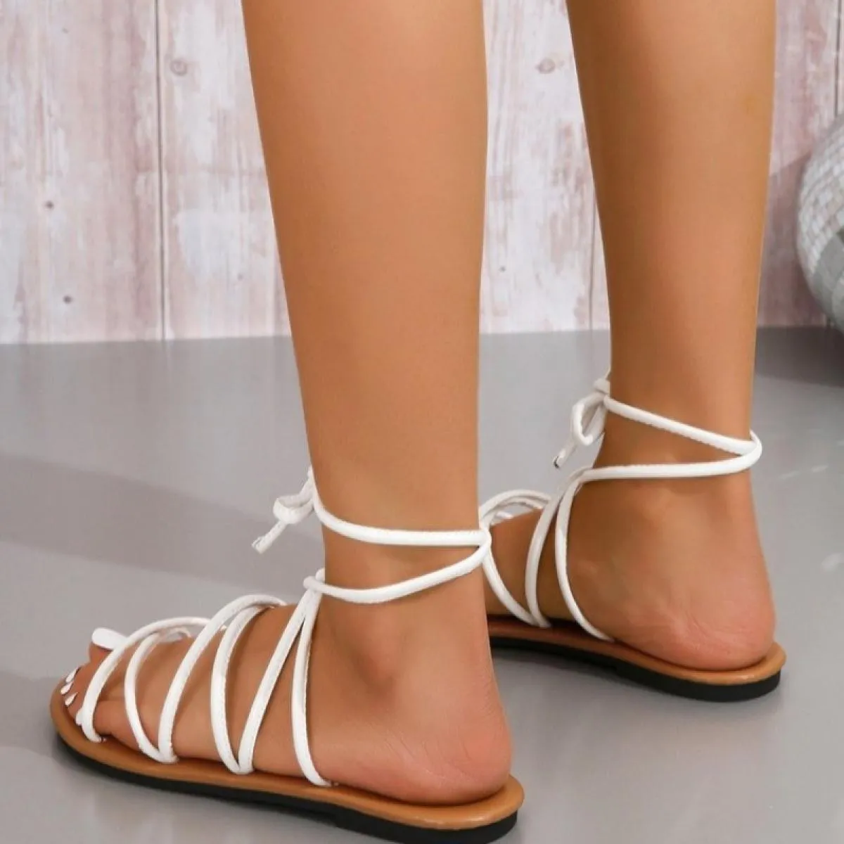 Sandali da donna estivi in ​​cristallo 2023estate Scava fuori cinturino alla caviglia Scarpe romane Gladiatore da donna Open Toe