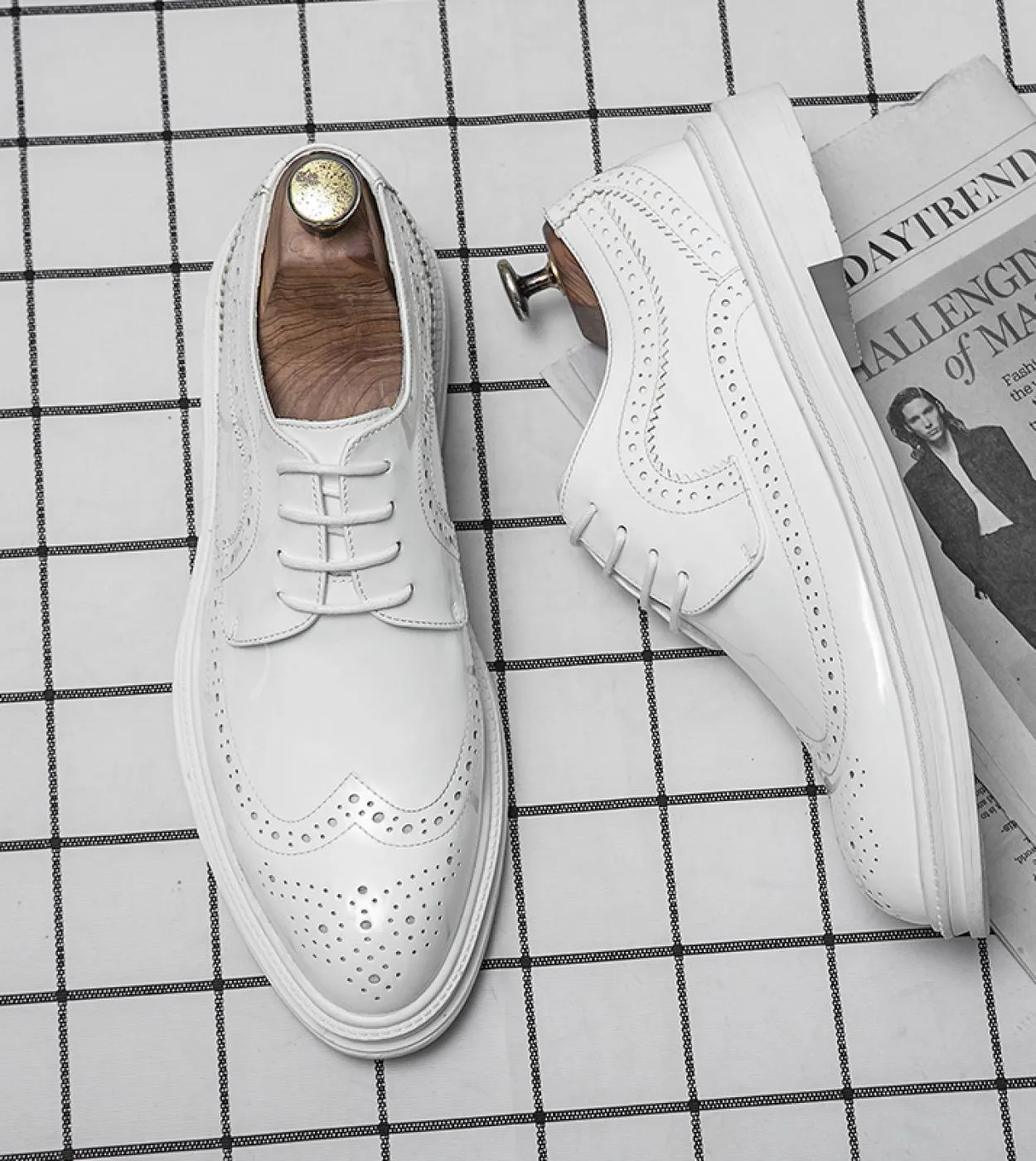 Scarpe brogue resistenti allusura bianche con fondo spesso Scarpe da uomo stringate in pelle di design Scarpe casual da uomo di