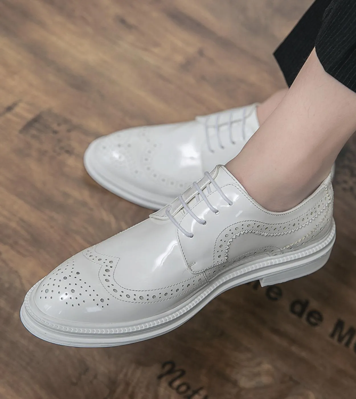Scarpe brogue resistenti allusura bianche con fondo spesso Scarpe da uomo stringate in pelle di design Scarpe casual da uomo di