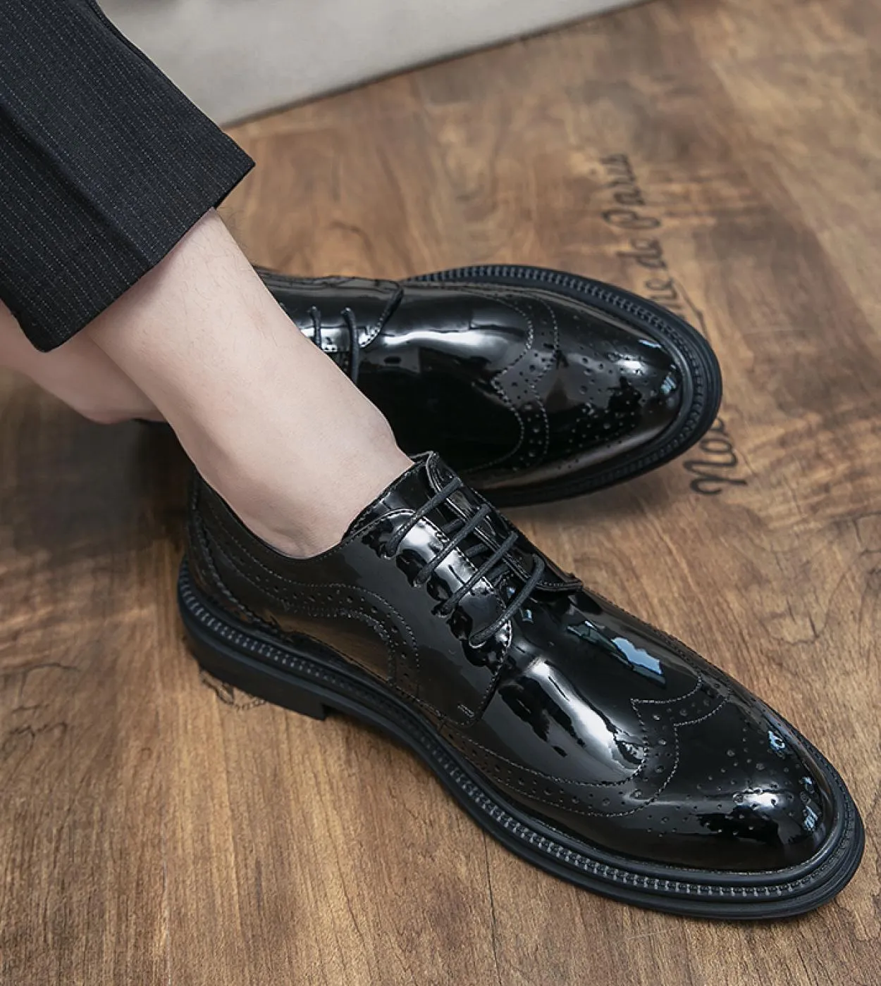 Scarpe brogue resistenti allusura bianche con fondo spesso Scarpe da uomo stringate in pelle di design Scarpe casual da uomo di