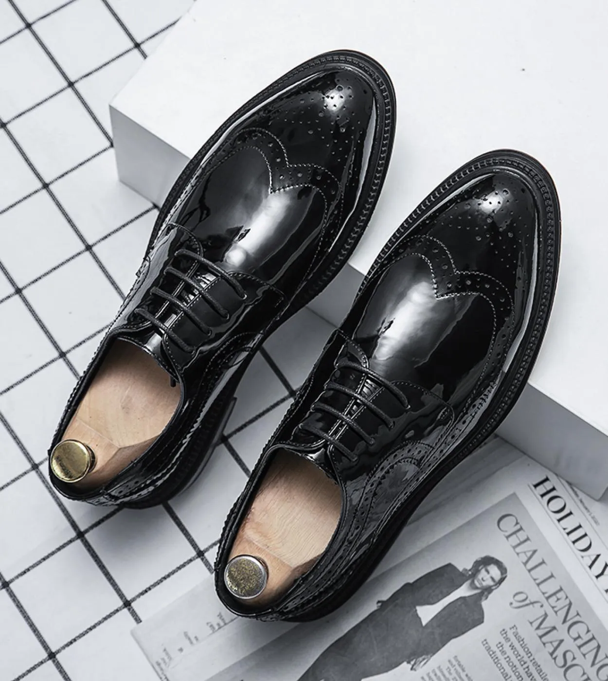 Scarpe brogue resistenti allusura bianche con fondo spesso Scarpe da uomo stringate in pelle di design Scarpe casual da uomo di