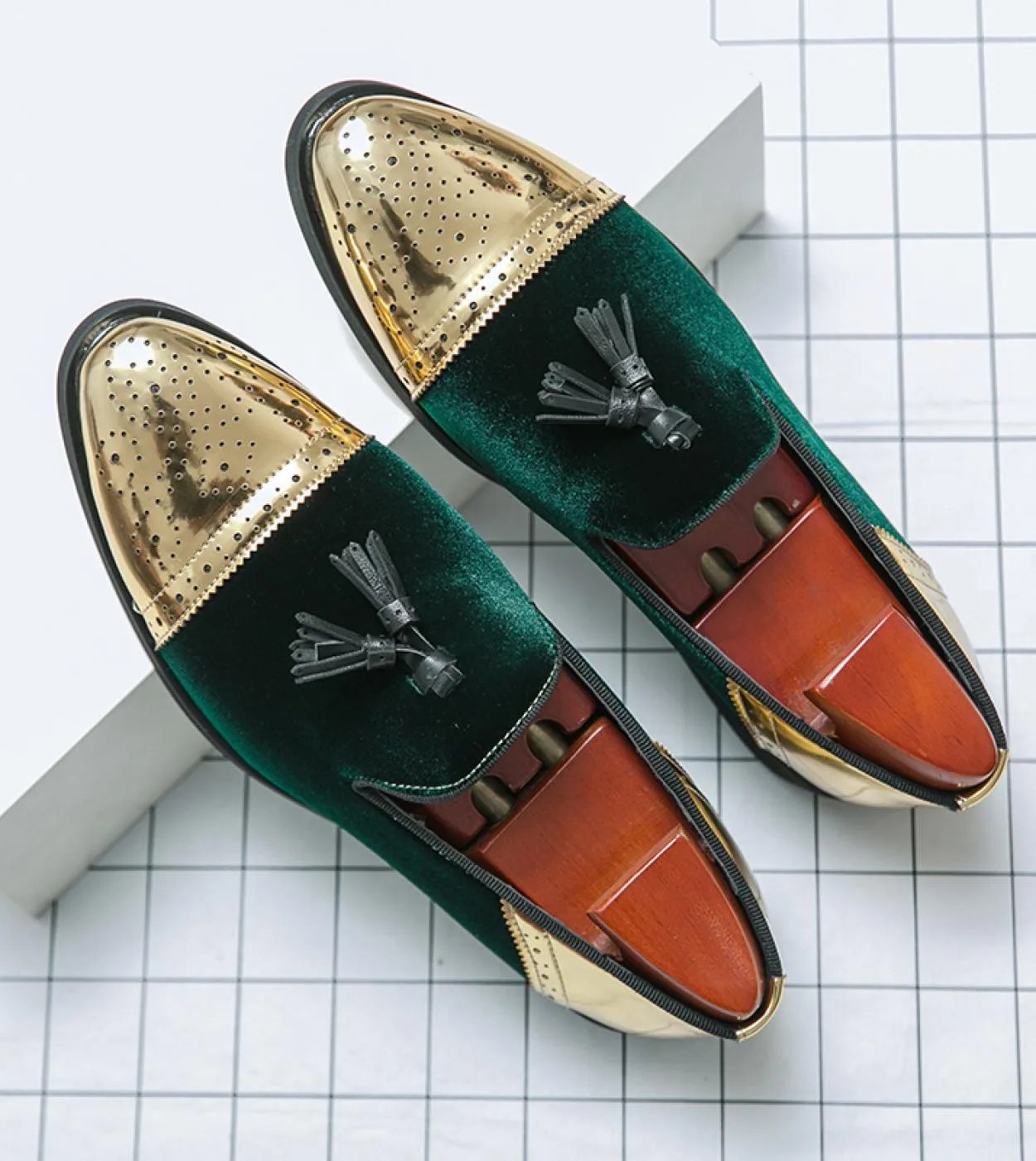 Scarpe casual da uomo in pelle lucida Tendenza moda Mocassini da uomo Personalità Mocassini Traspirante Slip On Colori misti Gui